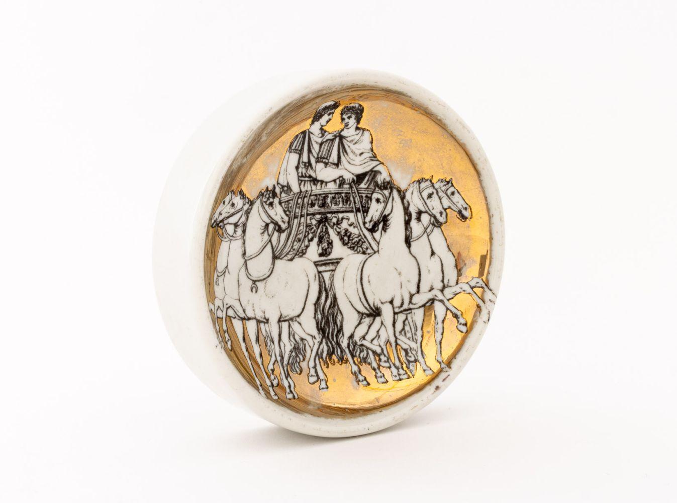 20ième siècle Fornasetti x Saks Chariot romain en porcelaine, 8 pièces. en vente