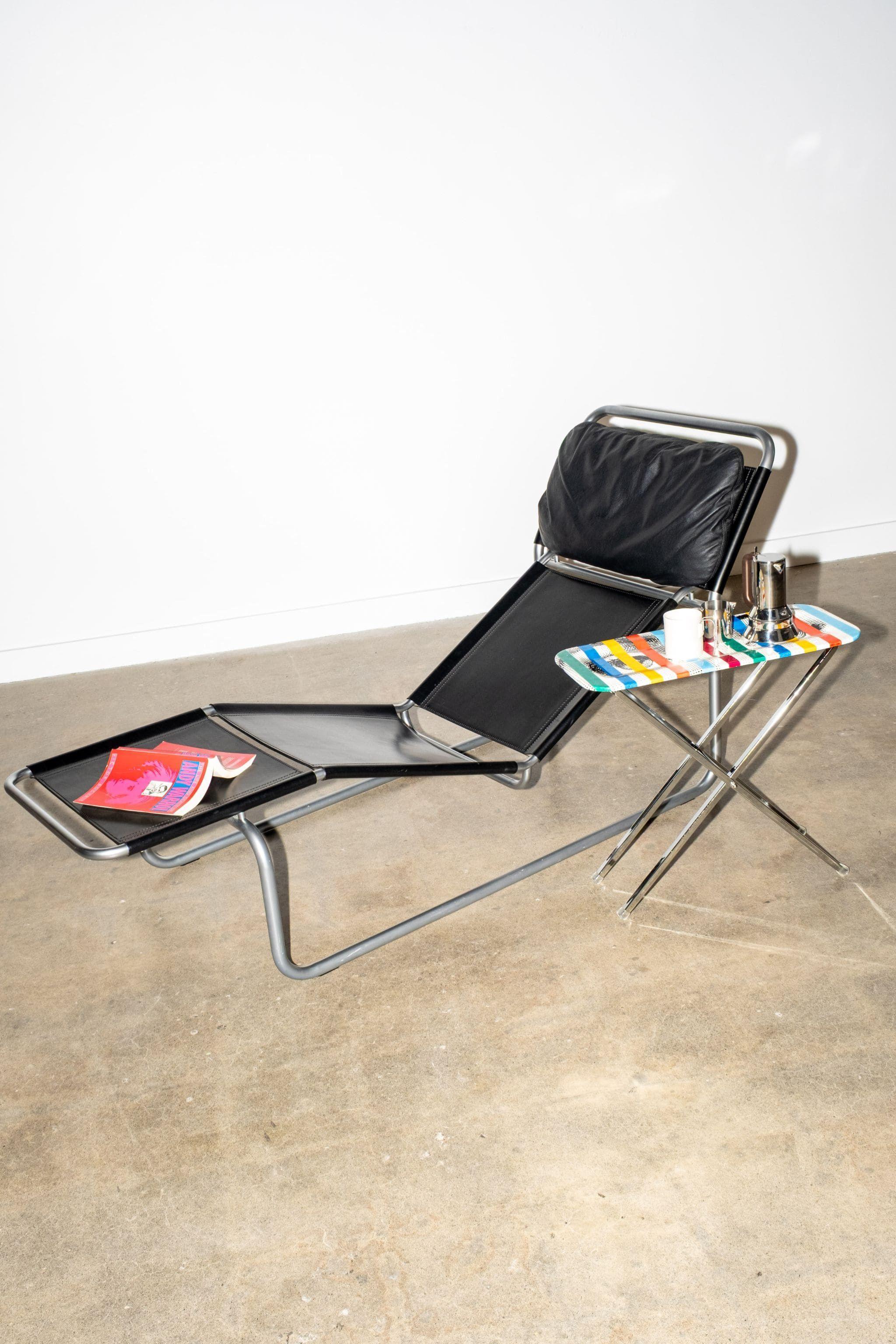 Un clásico, reimaginado en tecnicolor. Esta mesa bandeja plegable vintage presenta uno de los rostros más icónicos de Fornasetti -el estilo cucú- bajo unas vivas rayas arco iris. La base cromada en X mantiene las cosas ligeras y funcionales,