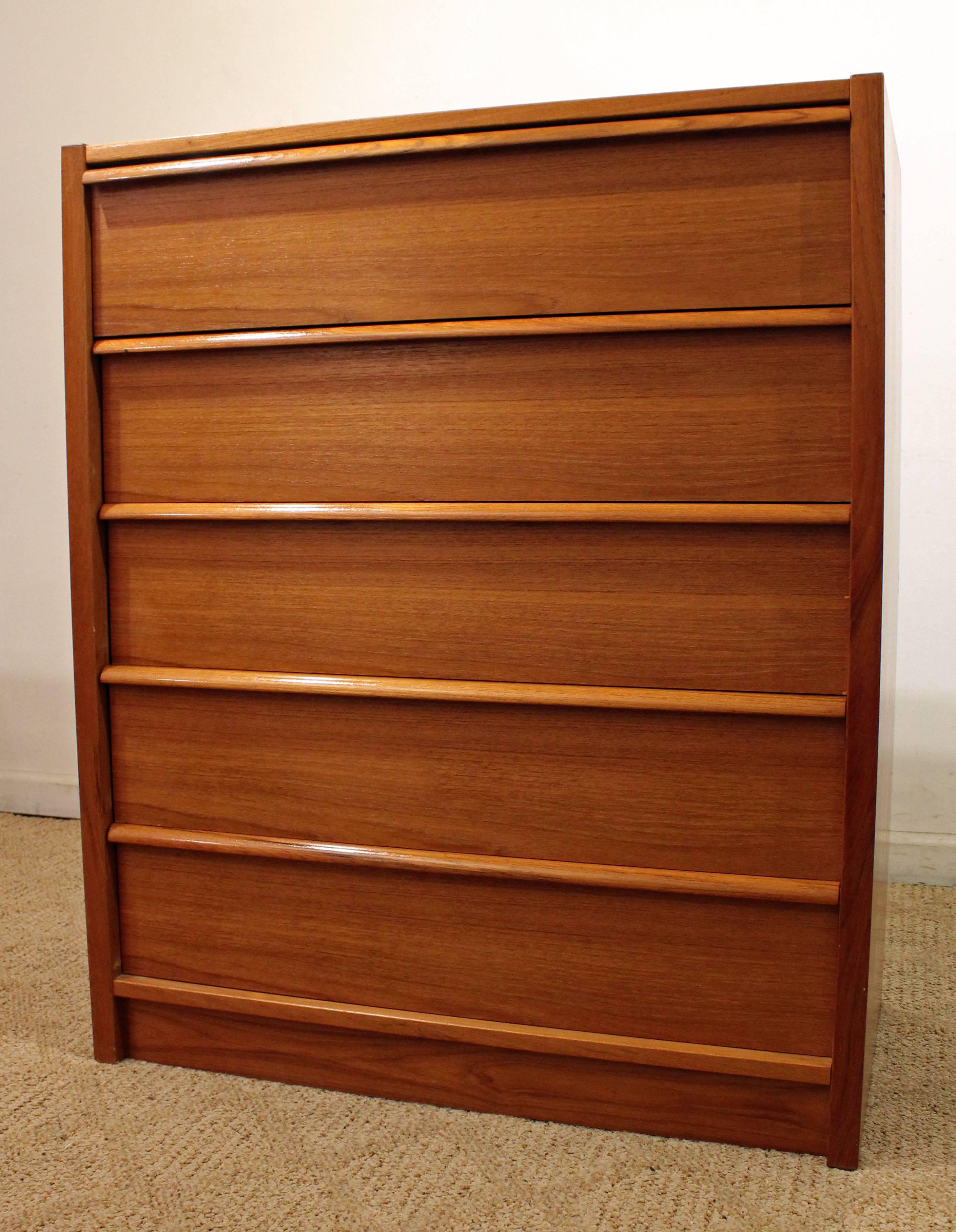 Fornem Mobelkunst FM Teak Tall Chest (Skandinavische Moderne)