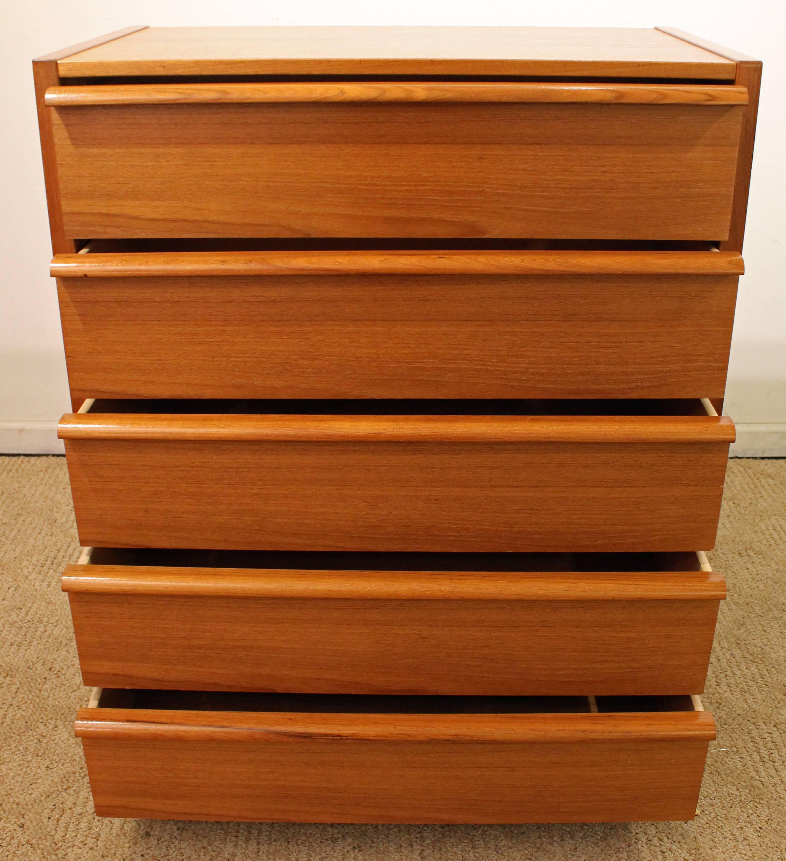 Fornem Mobelkunst FM Teak Tall Chest (Dänisch)