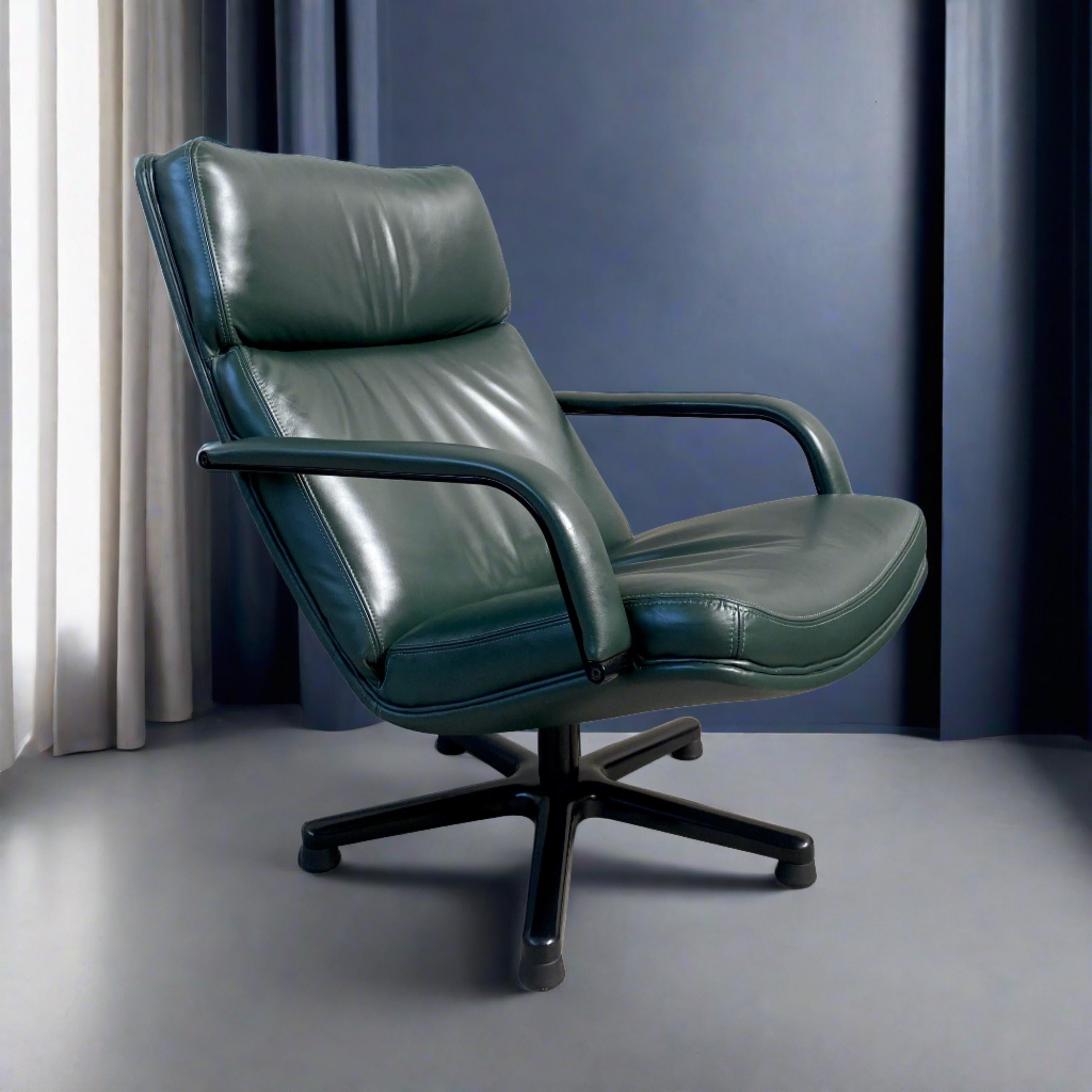 Die zeitlose Eleganz des Forrest Green Leather Swivel Lounge Chair Modell F141 von Geoffrey Harcourt für Artifort Netherlands 1978

Treten Sie ein in eine Welt der Raffinesse und des Komforts mit dem kultigen Forrest Green Leather Swivel Lounge