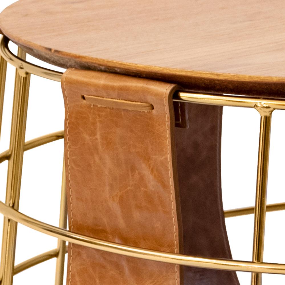 La table basse coffre Forseti a été créée grâce à l'union de matériaux élégants tels que l'acier au carbone en finition dorée. Détails en lanières de cuir marron dans un design léger et organique.
Le plateau est en MDF et fini avec un placage en