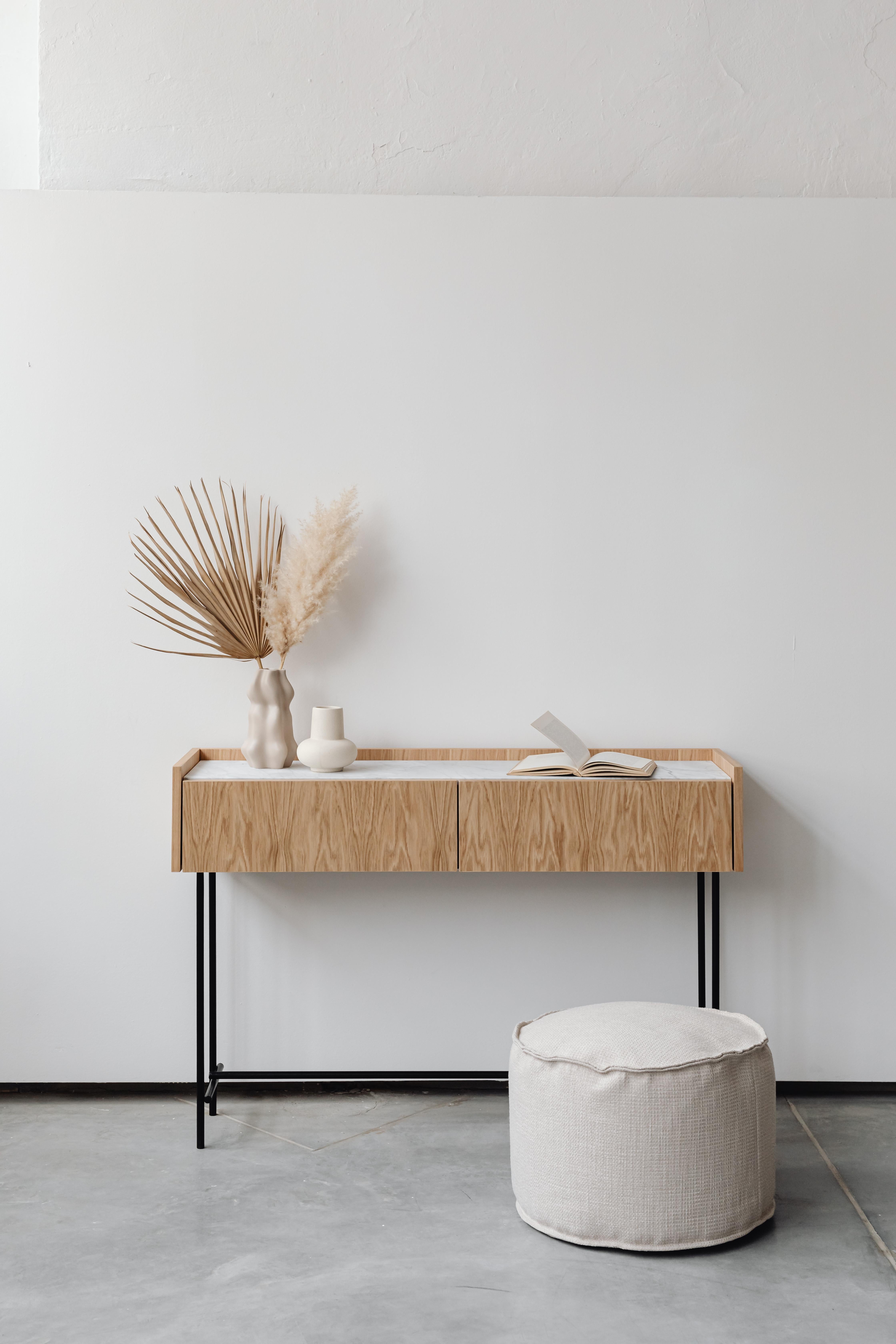 Table console Forst par Un'common
Conçu par Małgorzata Korycka.
Dimensions : D 33 x L 120 x H 80 cm.
Matériaux : Chêne naturel et marbre de Carrare.

Disponible en différentes finitions de chêne. Disponible en différentes options de marbre. Veuillez