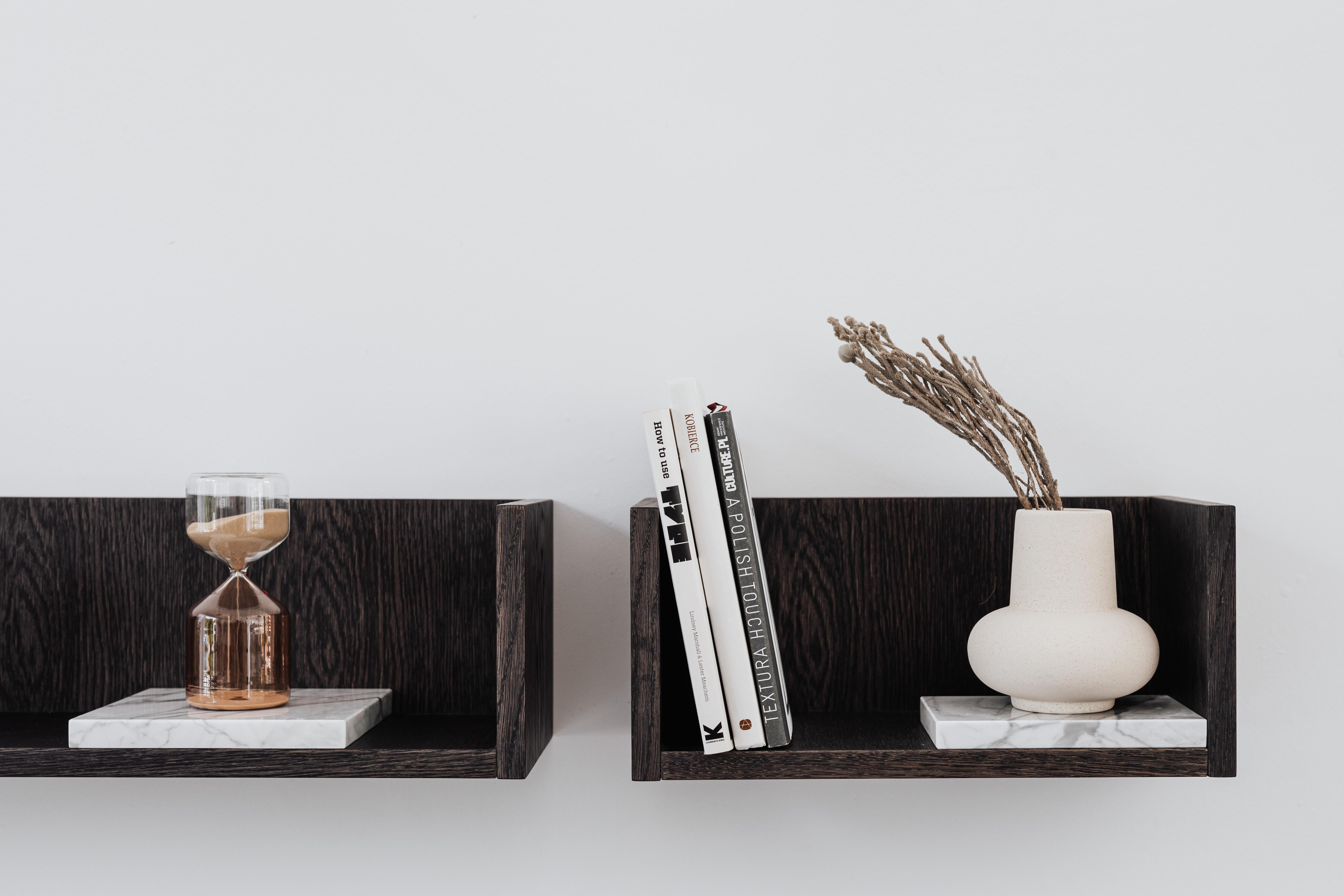 Forst Shelf S di Un'common
Creato da Małgorzata Korycka.
Dimensioni: D 20 x L 40 x H 18 cm.
Materiali: Oak e marmo di Carrara.

Disponibile in diverse finiture Oak. Disponibile in diverse opzioni di marmo. Disponibile in due diverse dimensioni.