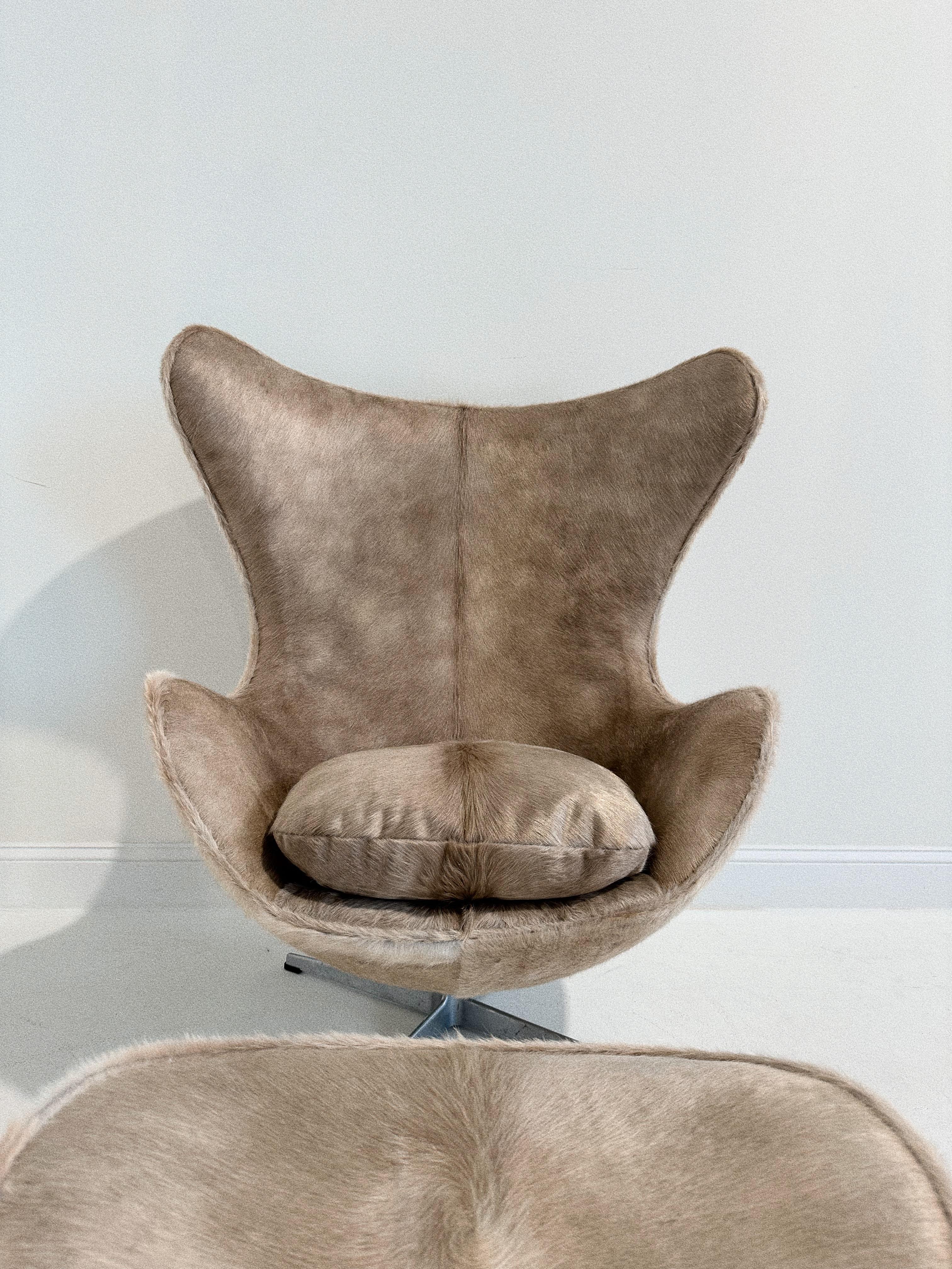 Chaise et pouf œuf de Forsyth Arne Jacobsen en cuir de vache brésilienne en vente 3