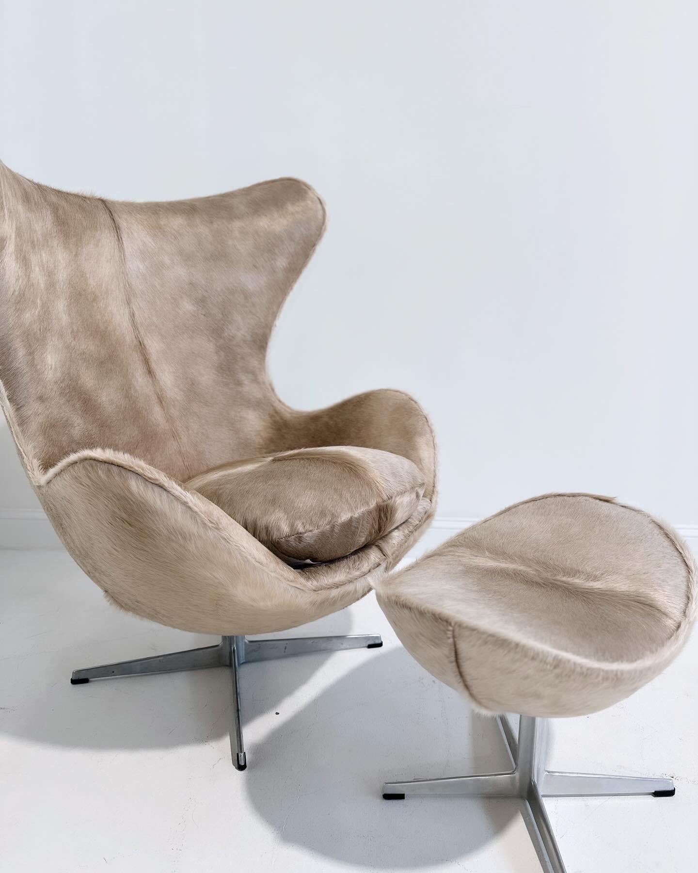 Chaise et pouf œuf de Forsyth Arne Jacobsen en cuir de vache brésilienne en vente 4