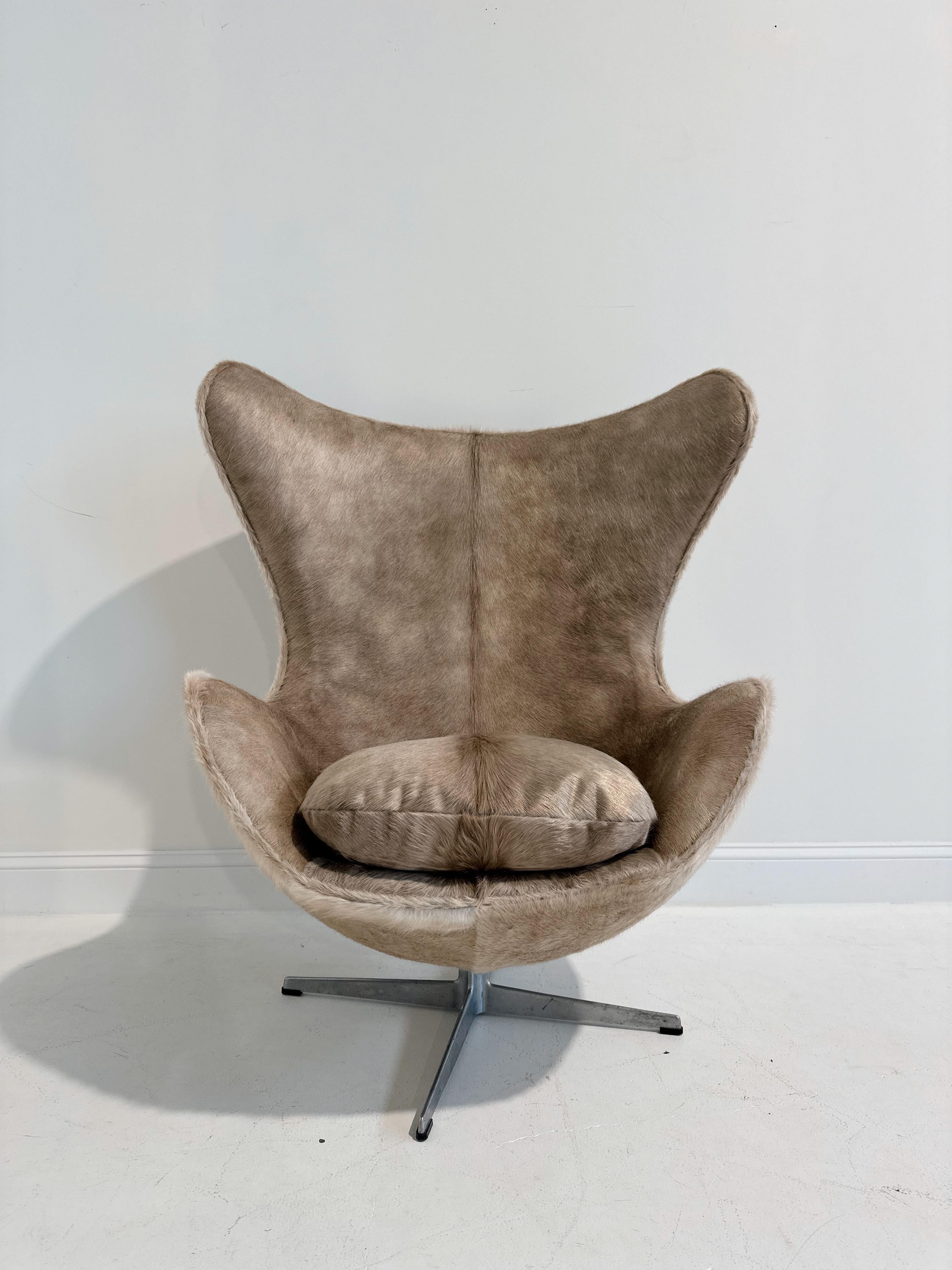 Chaise et pouf œuf de Forsyth Arne Jacobsen en cuir de vache brésilienne en vente 6