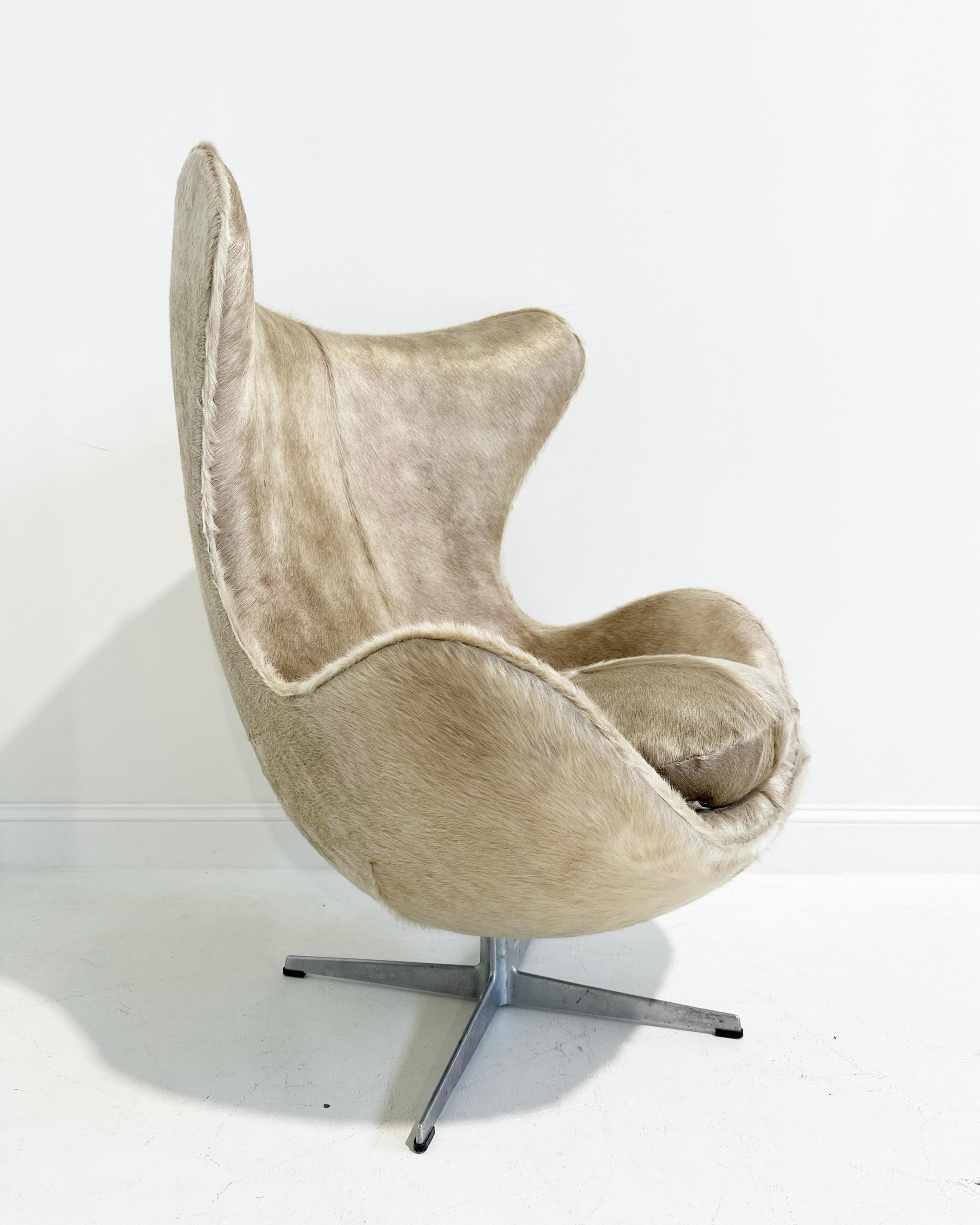 Scandinave moderne Chaise et pouf œuf de Forsyth Arne Jacobsen en cuir de vache brésilienne en vente