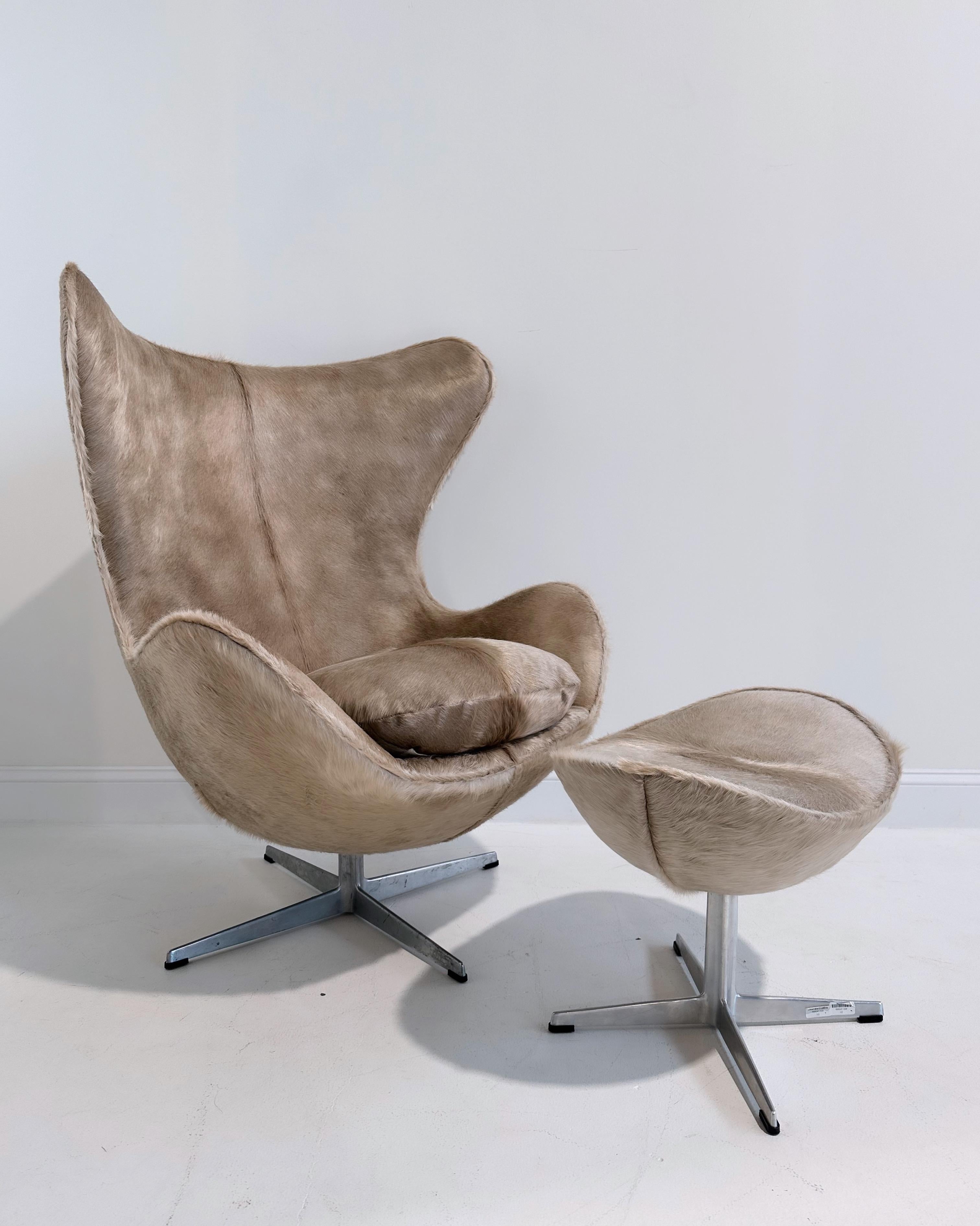 Forsyth Arne Jacobsen Egg Chair and Ottoman in Brazilian Cowhide In Good Condition In SAINT LOUIS, MO