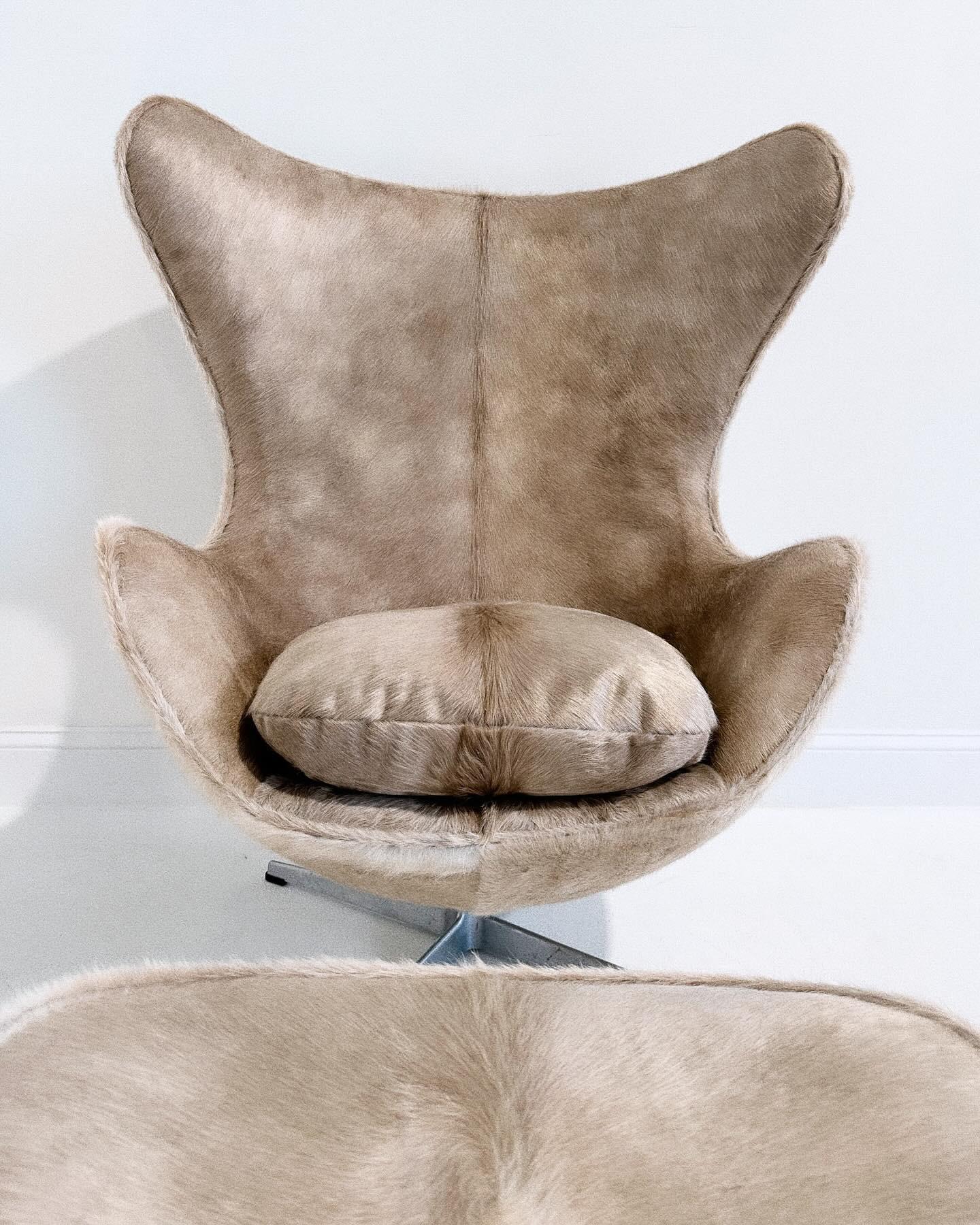 Chaise et pouf œuf de Forsyth Arne Jacobsen en cuir de vache brésilienne en vente 1