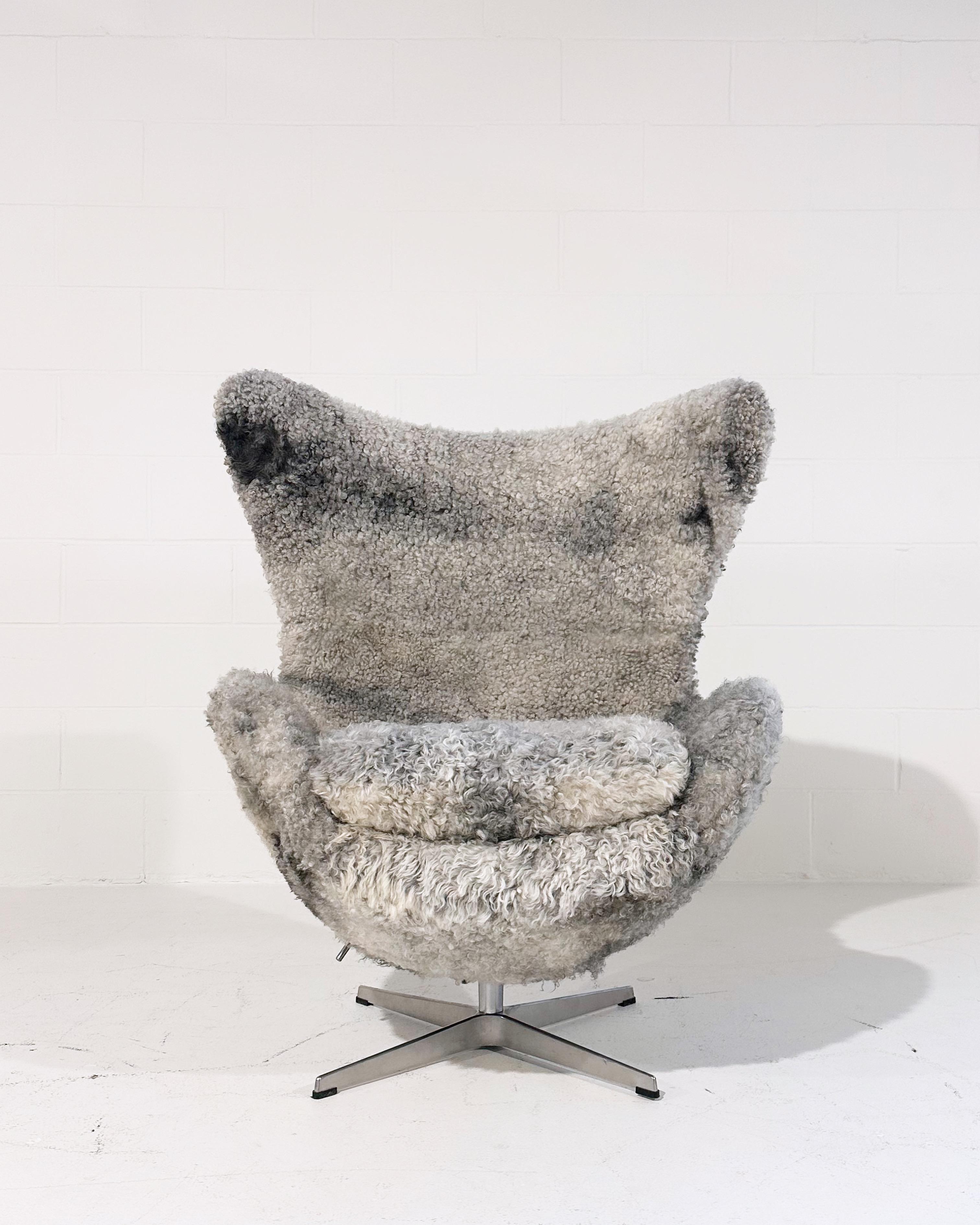Scandinave moderne Chaise Egg de Forsyth Arne Jacobsen en peau de mouton de Gotland en vente