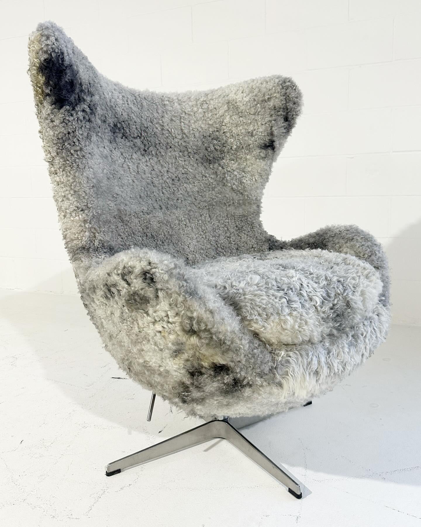 Danois Chaise Egg de Forsyth Arne Jacobsen en peau de mouton de Gotland en vente