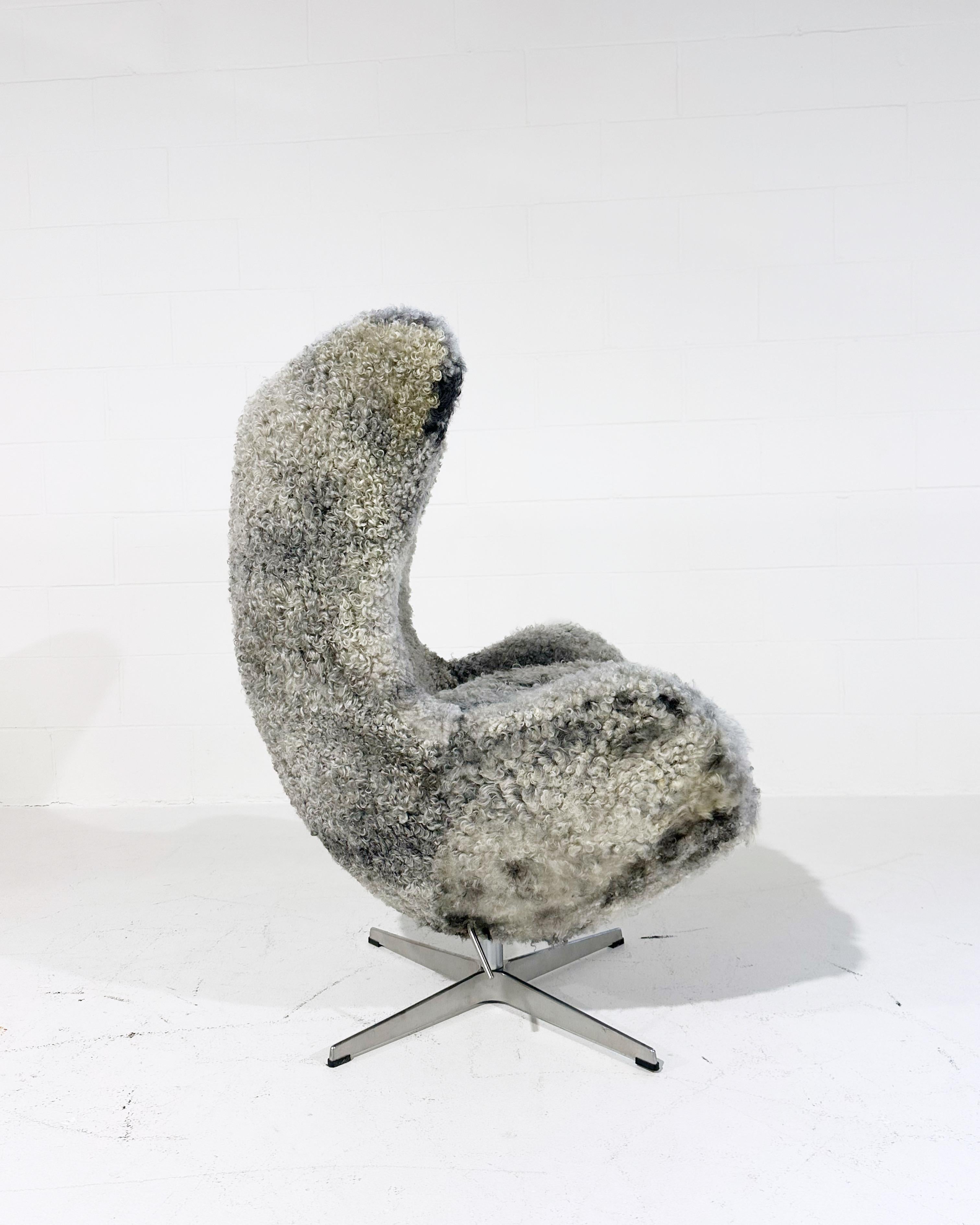 Chaise Egg de Forsyth Arne Jacobsen en peau de mouton de Gotland Excellent état - En vente à SAINT LOUIS, MO