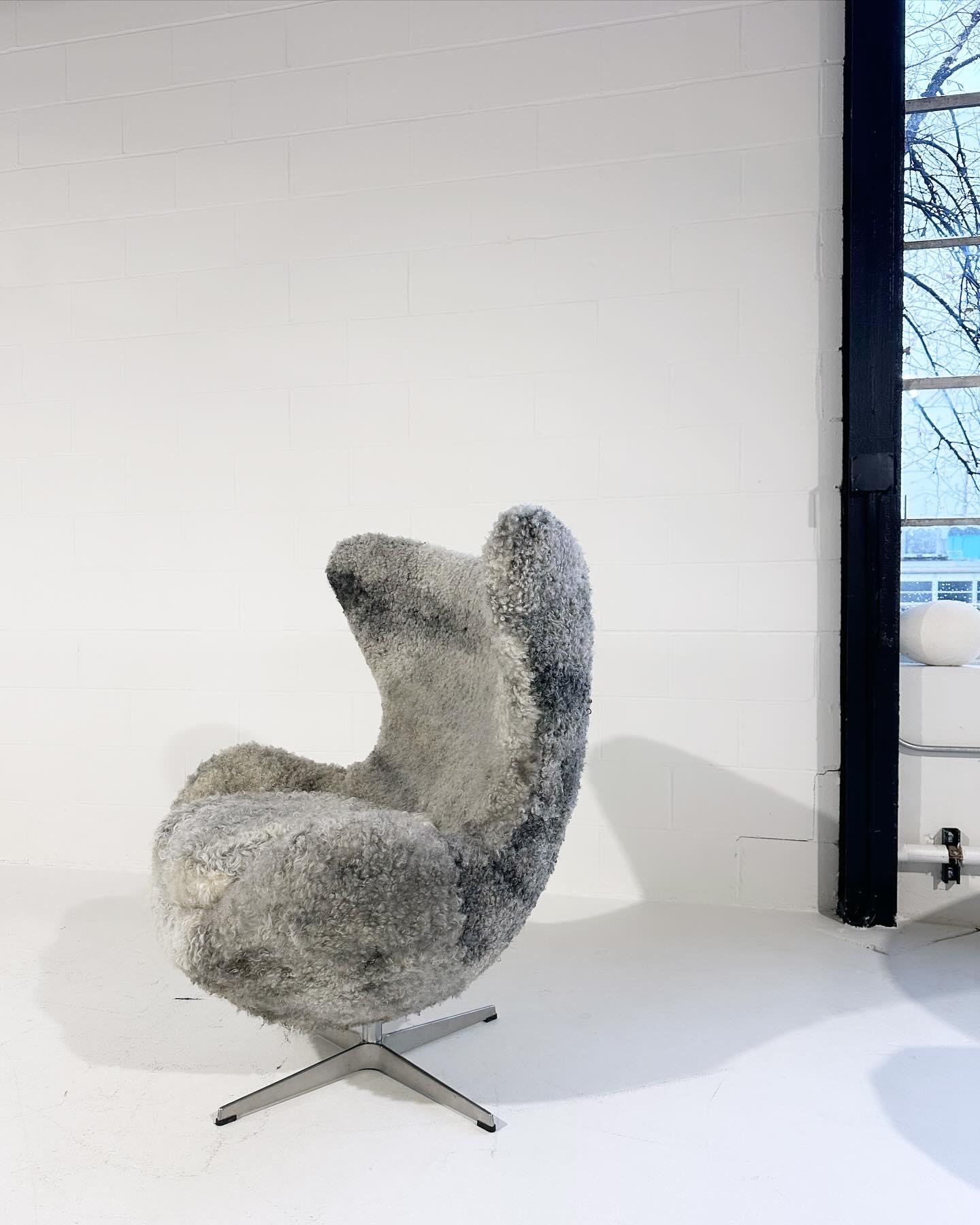 20ième siècle Chaise Egg de Forsyth Arne Jacobsen en peau de mouton de Gotland en vente