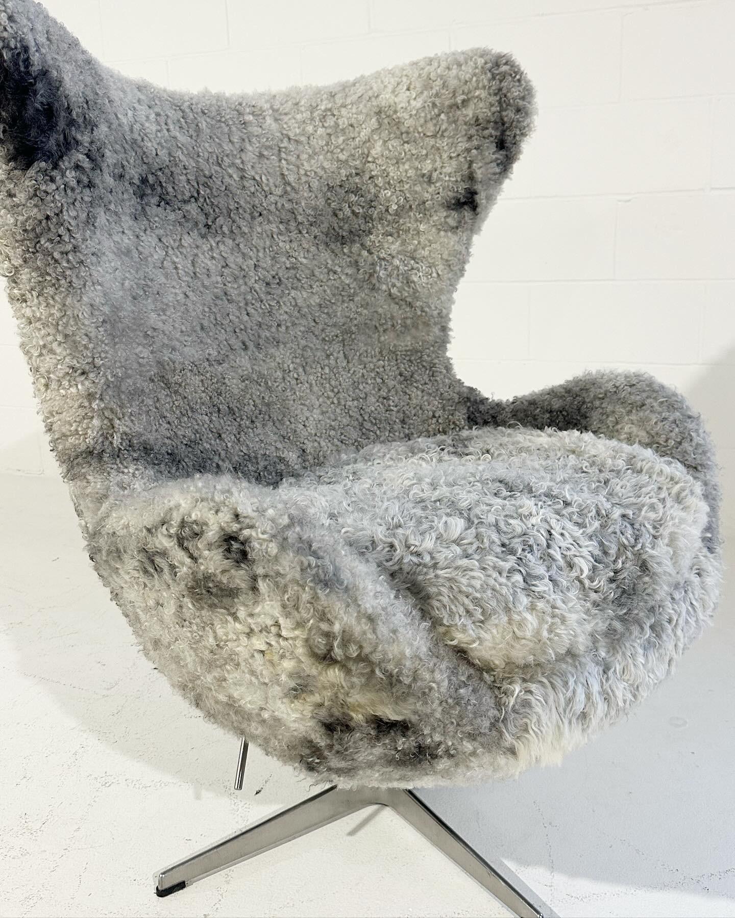 Cuir de mouton Chaise Egg de Forsyth Arne Jacobsen en peau de mouton de Gotland en vente