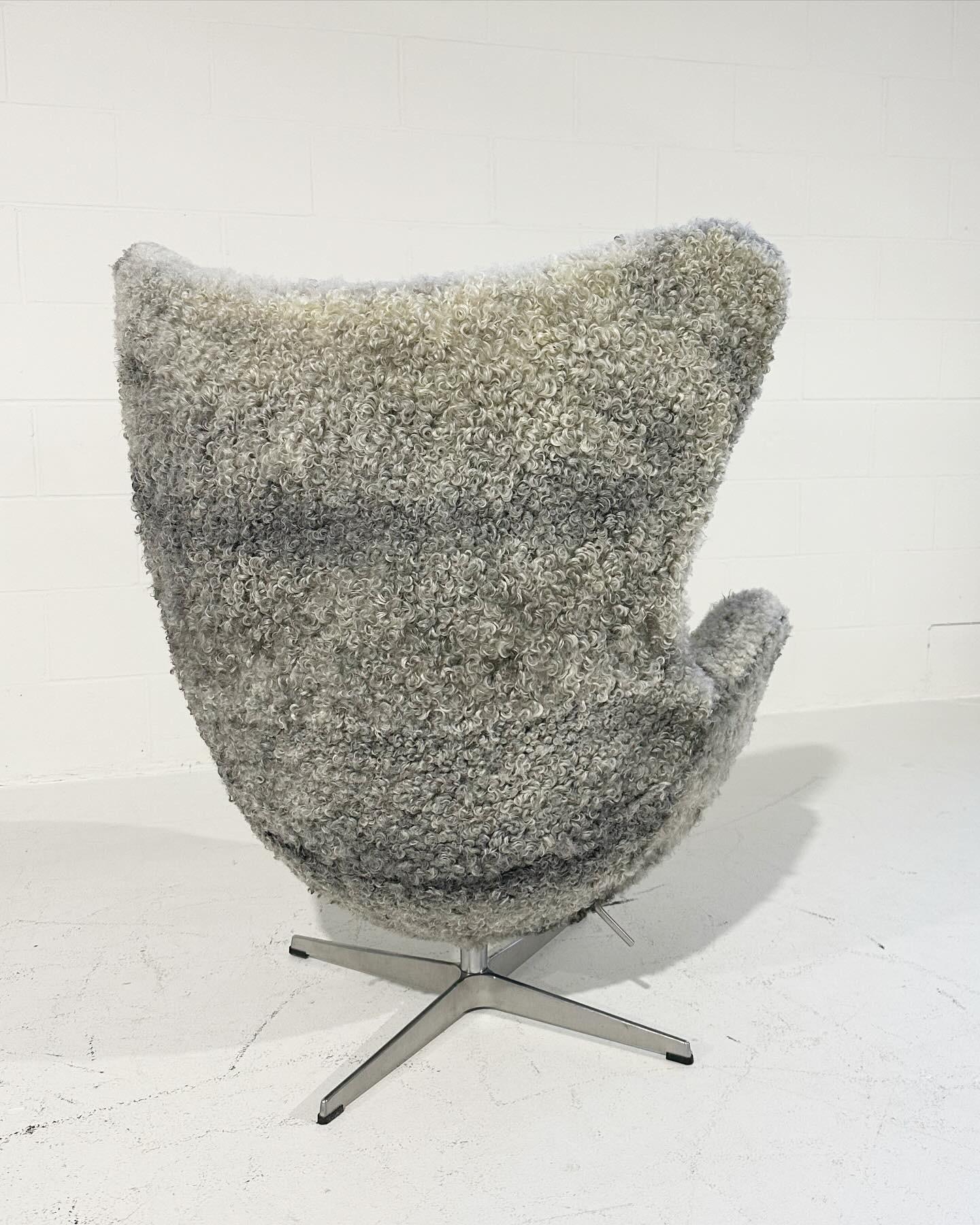 Chaise Egg de Forsyth Arne Jacobsen en peau de mouton de Gotland en vente 1