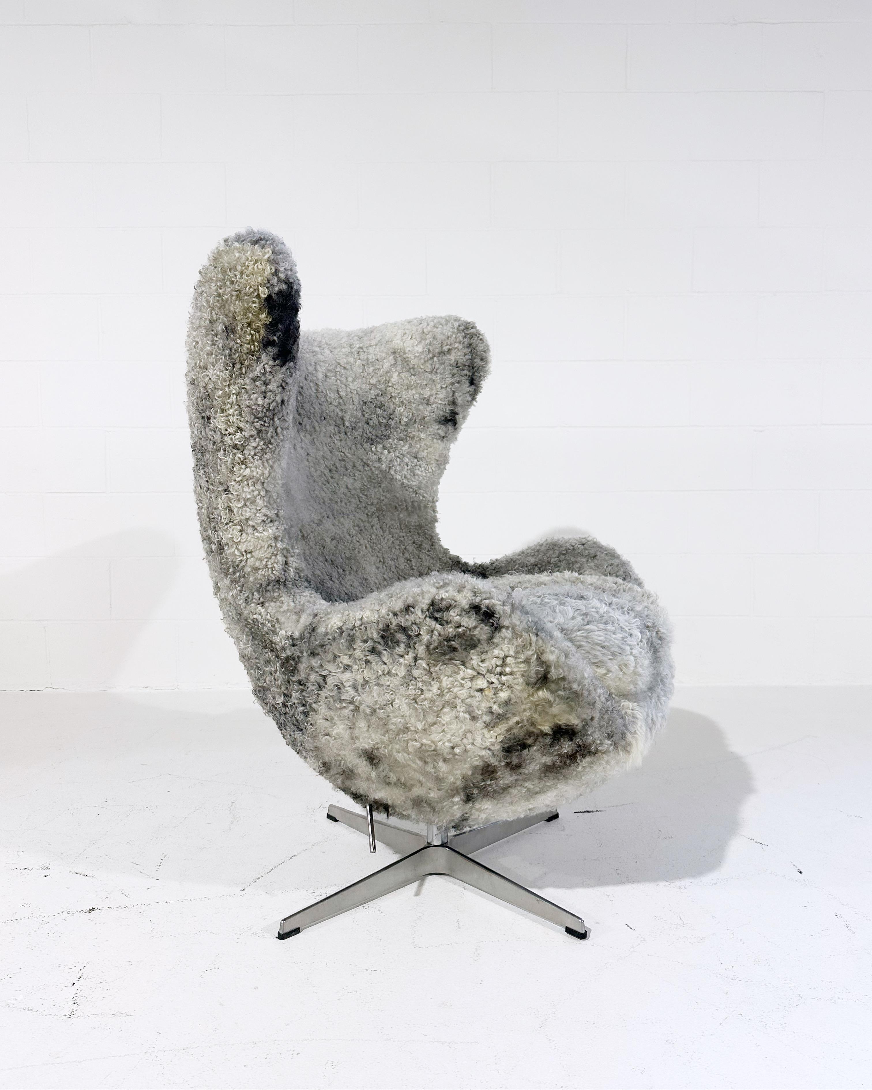 Chaise Egg de Forsyth Arne Jacobsen en peau de mouton de Gotland en vente 2