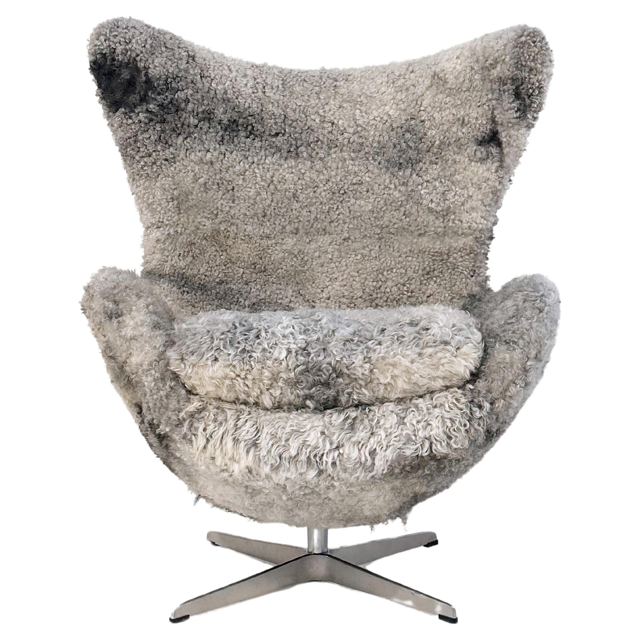 Chaise Egg de Forsyth Arne Jacobsen en peau de mouton de Gotland en vente
