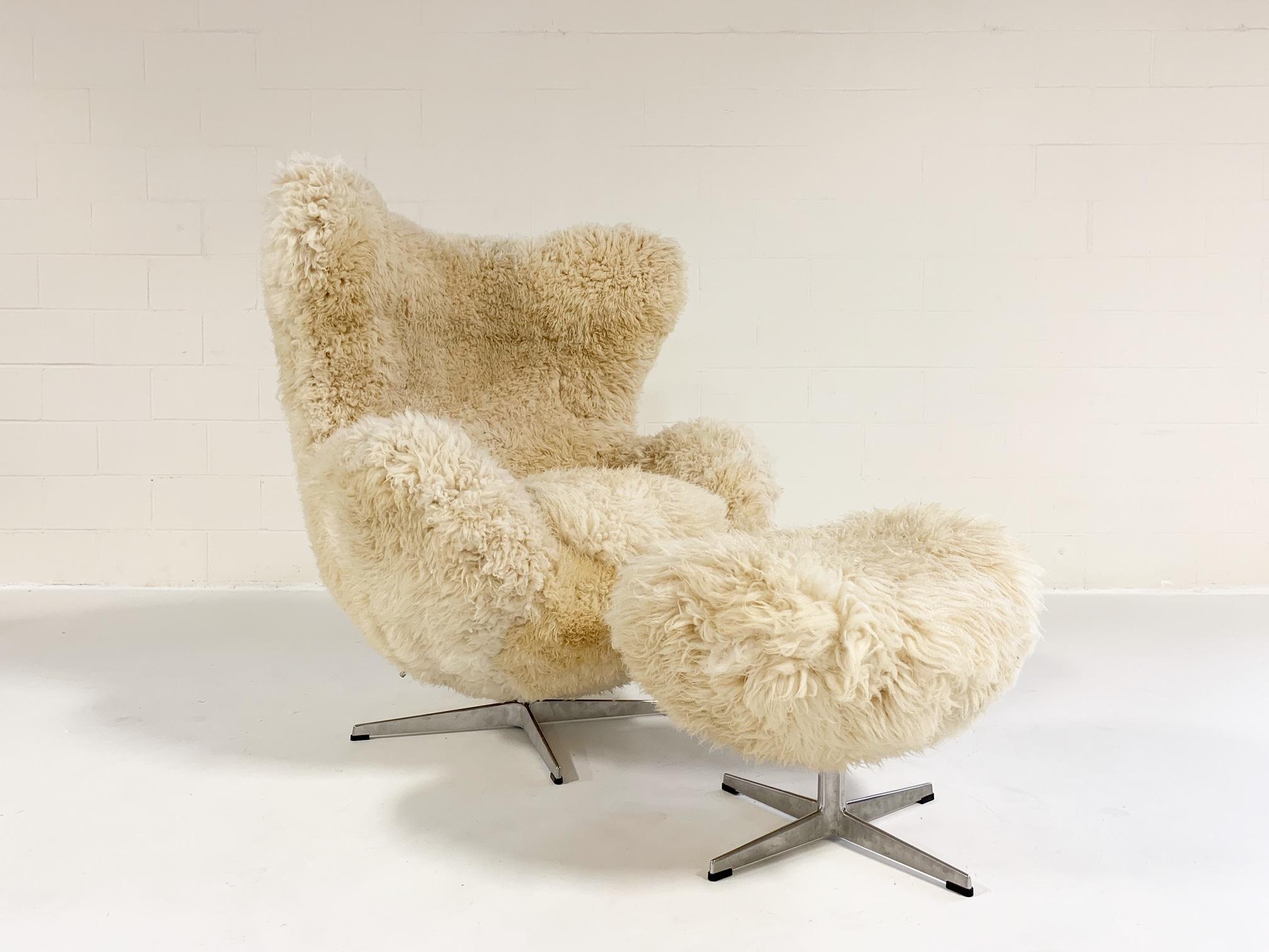 Chaise et pouf œuf d'Arne Jacobsen sur mesure en peau de mouton de Californie en vente 4