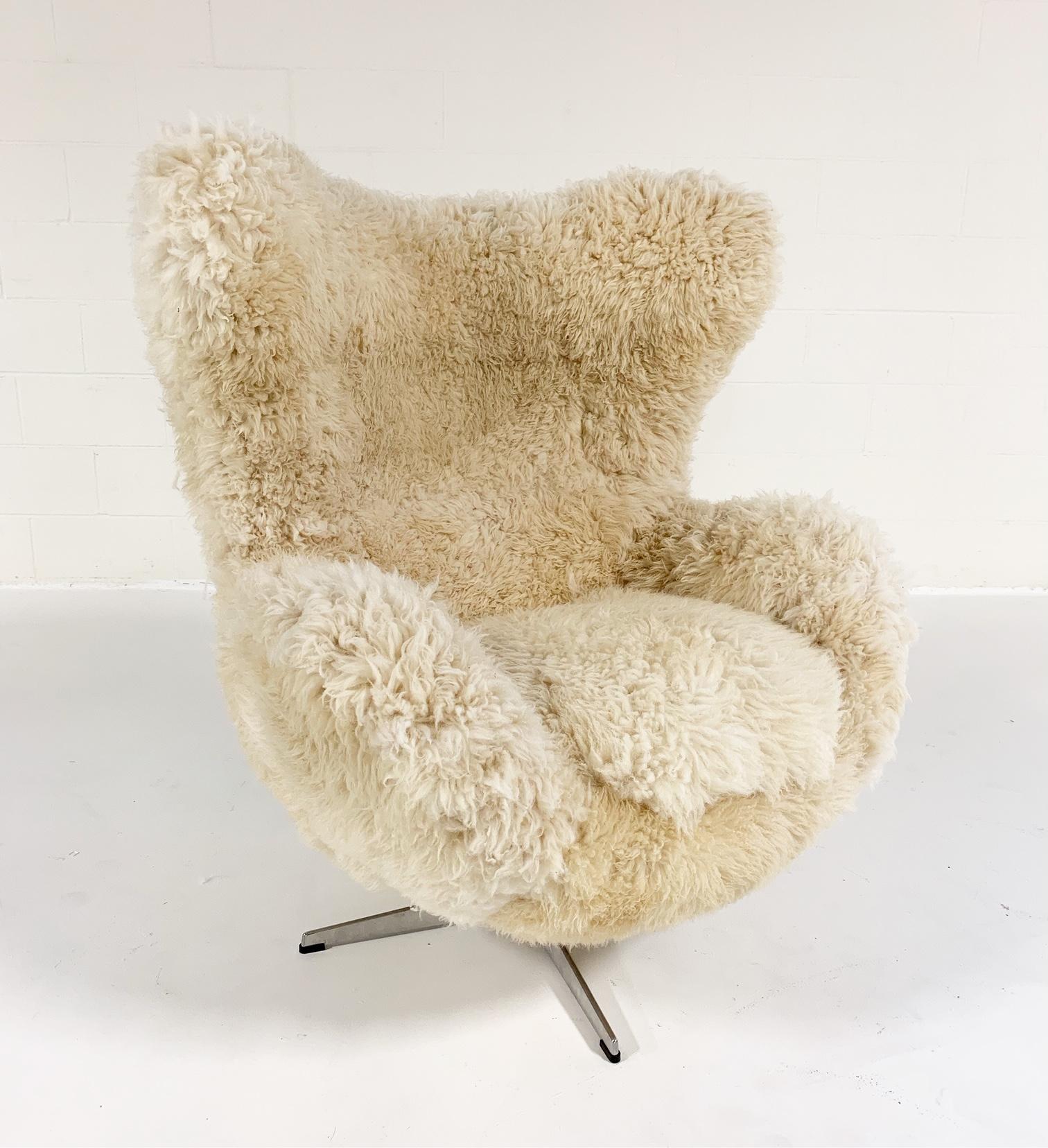Scandinave moderne Chaise et pouf œuf d'Arne Jacobsen sur mesure en peau de mouton de Californie en vente