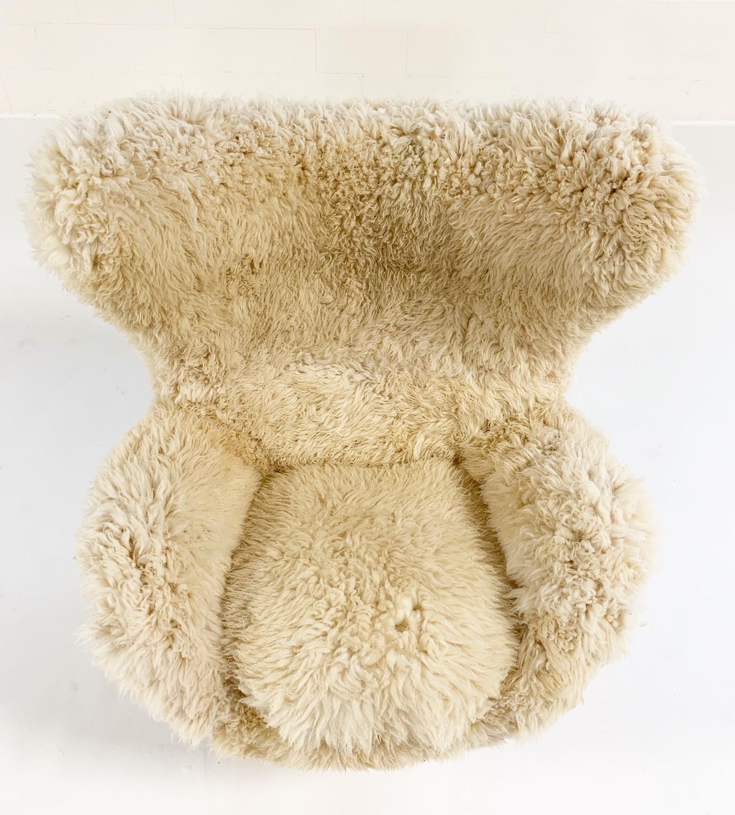 Danois Chaise et pouf œuf d'Arne Jacobsen sur mesure en peau de mouton de Californie en vente