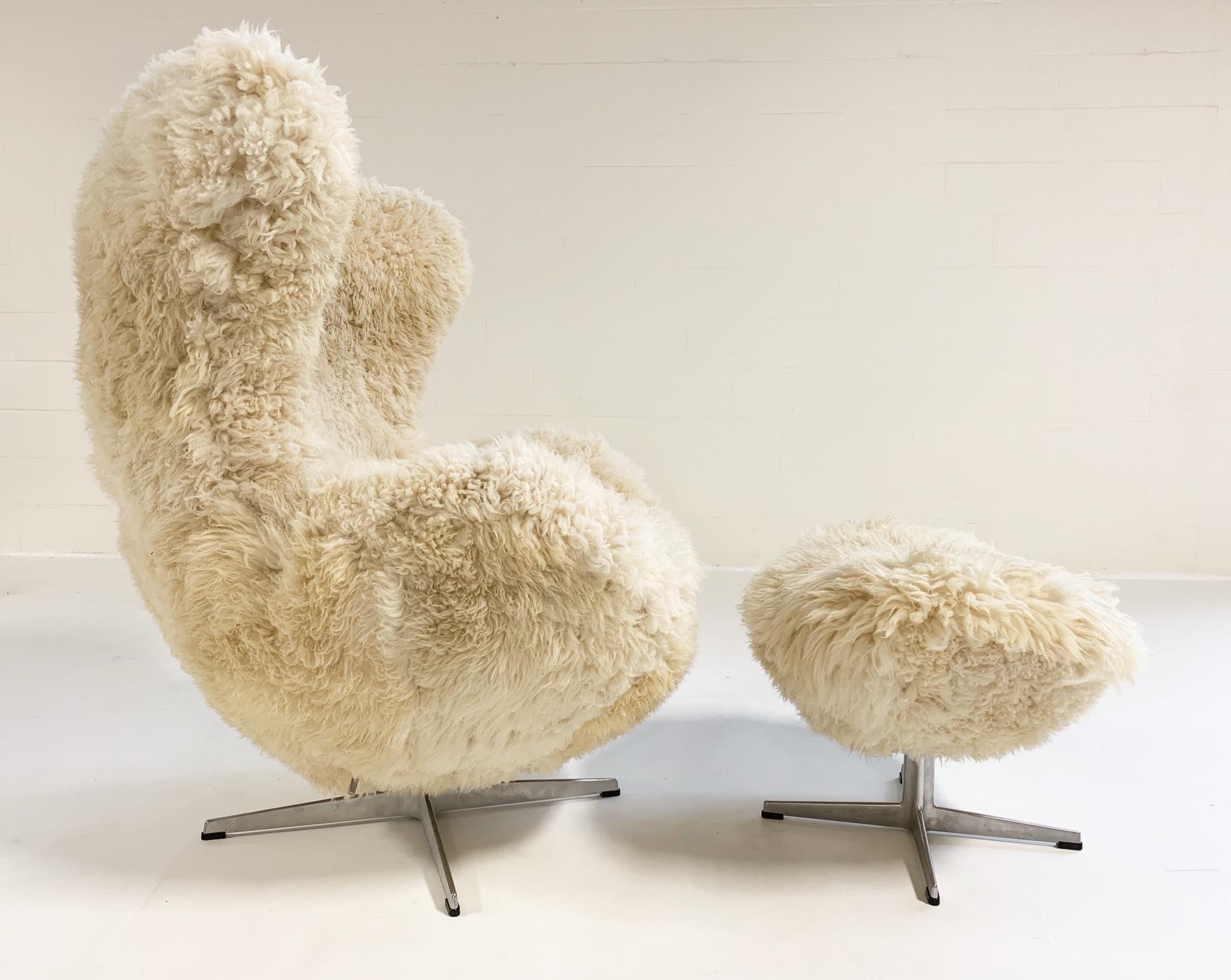 20ième siècle Chaise et pouf œuf d'Arne Jacobsen sur mesure en peau de mouton de Californie en vente