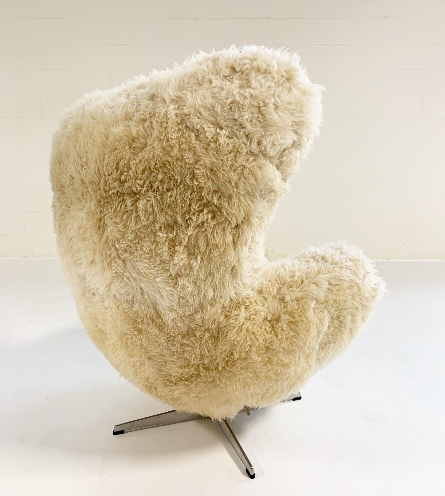 Cuir de mouton Chaise et pouf œuf d'Arne Jacobsen sur mesure en peau de mouton de Californie en vente