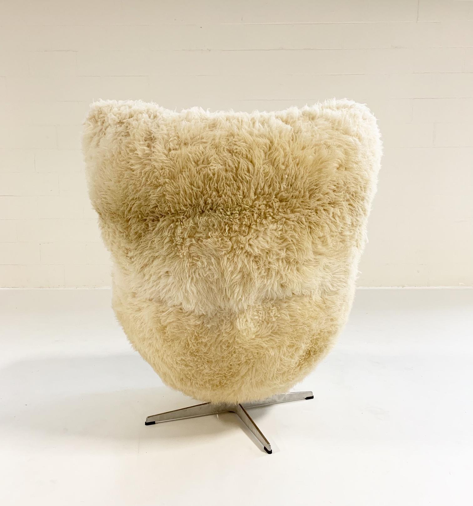 Chaise et pouf œuf d'Arne Jacobsen sur mesure en peau de mouton de Californie en vente 1