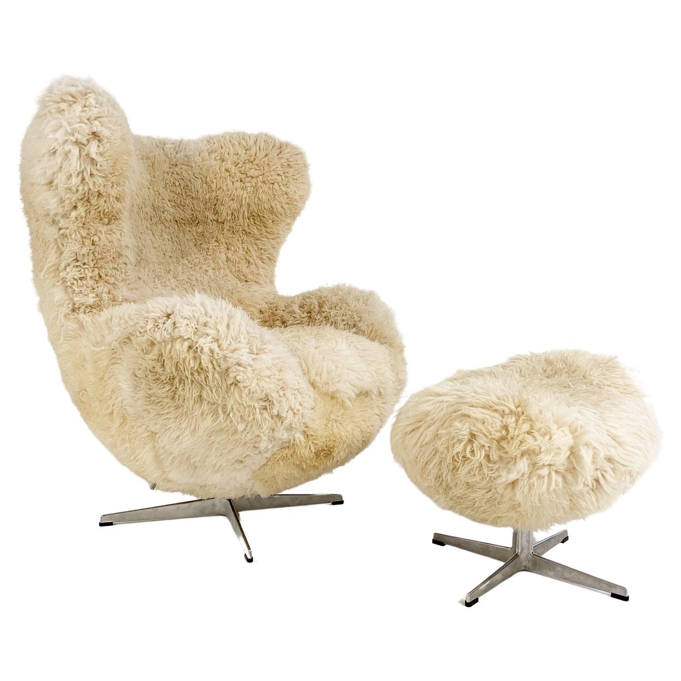 Chaise et pouf œuf d'Arne Jacobsen sur mesure en peau de mouton de Californie en vente