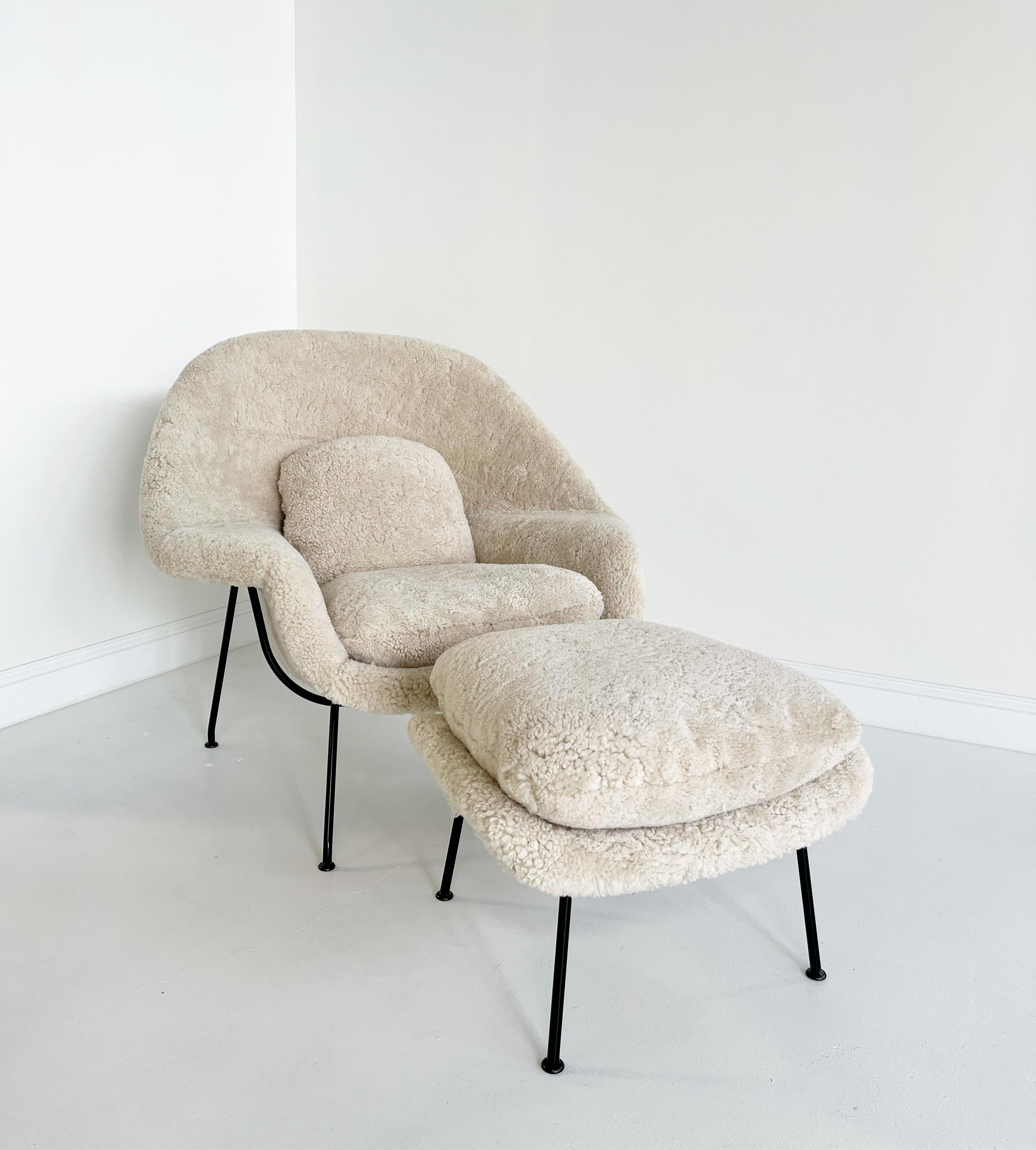 Fauteuil et pouf Forsyth en peau de mouton en peau de mouton Eero Saarinen sur mesure en vente 3