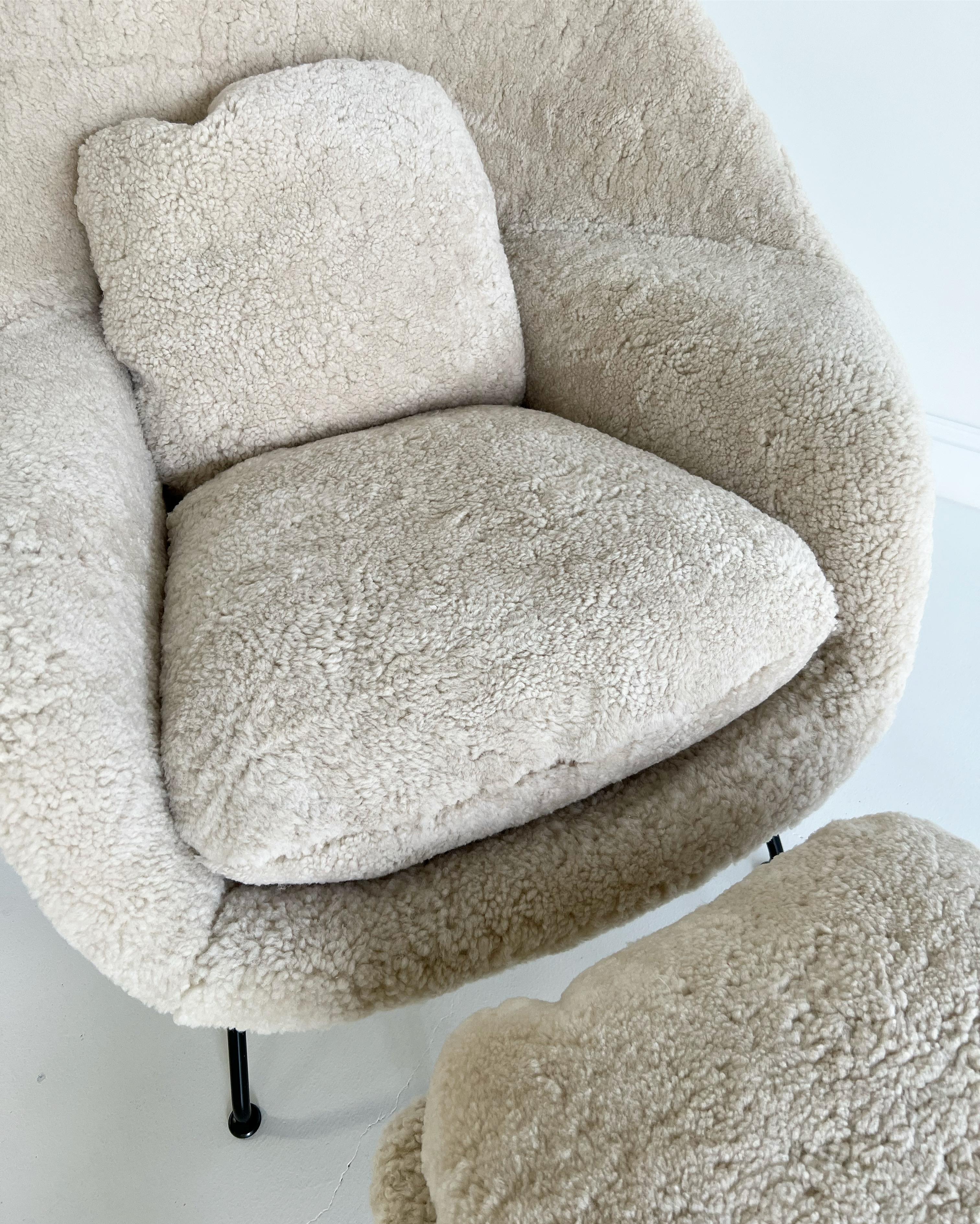 Délai d'exécution : Veuillez prévoir un délai de 10 à 12 semaines pour la restauration d'une chaise et d'un pouf Womb vintage en shearling.

Eero Saarinen a conçu la révolutionnaire chaise Womb à la demande de Florence Knoll qui souhaitait 