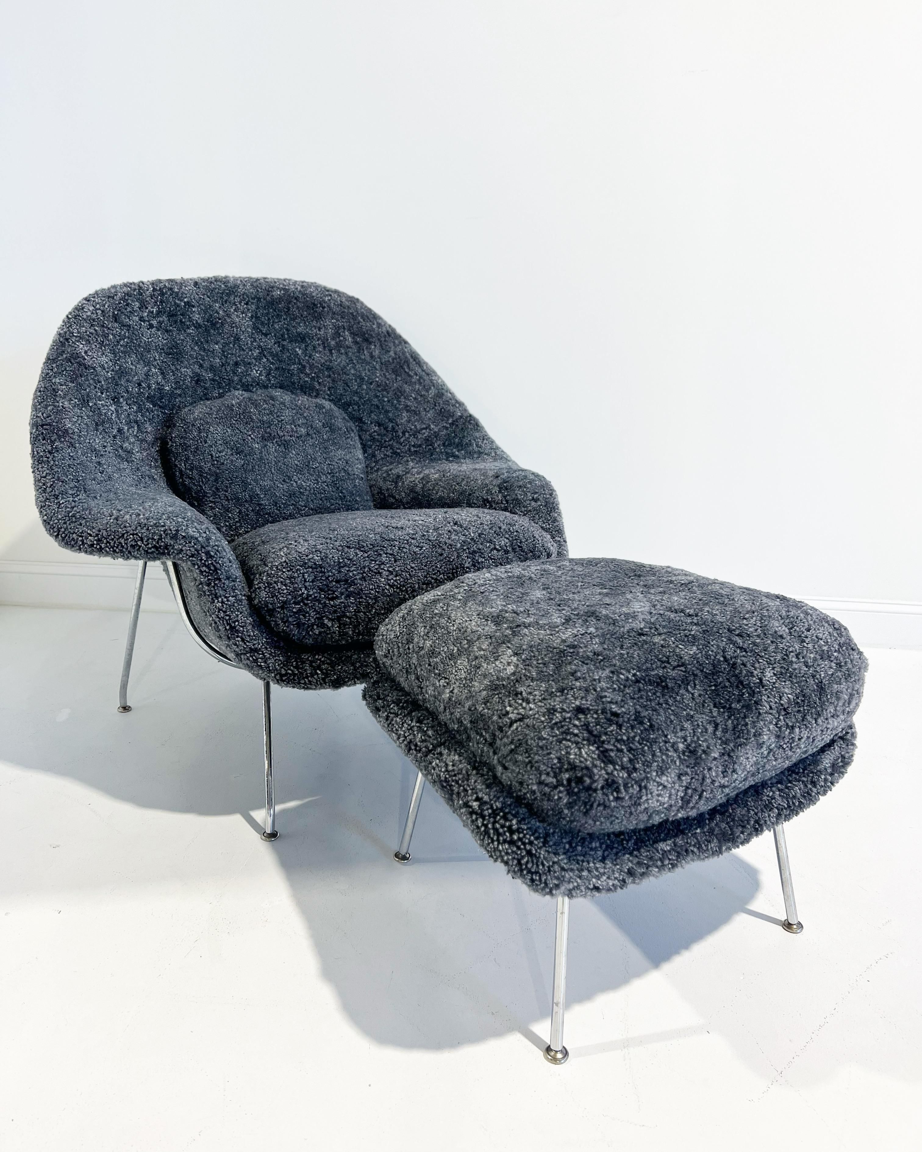 Forsyth maßgeschneiderter Eero Saarinen Womb Chair und Ottomane aus Shearling (amerikanisch) im Angebot