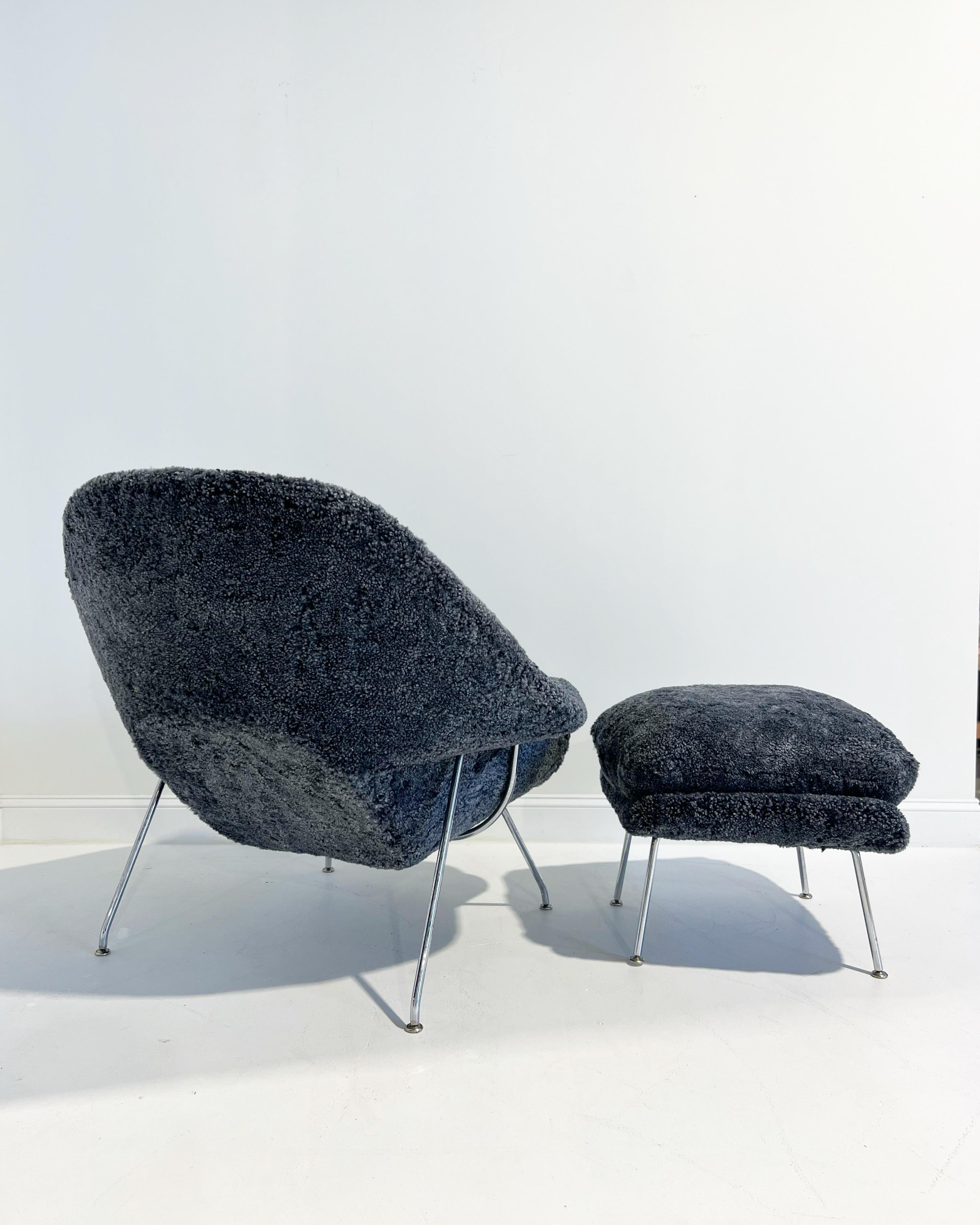 Forsyth maßgeschneiderter Eero Saarinen Womb Chair und Ottomane aus Shearling im Zustand „Hervorragend“ im Angebot in SAINT LOUIS, MO