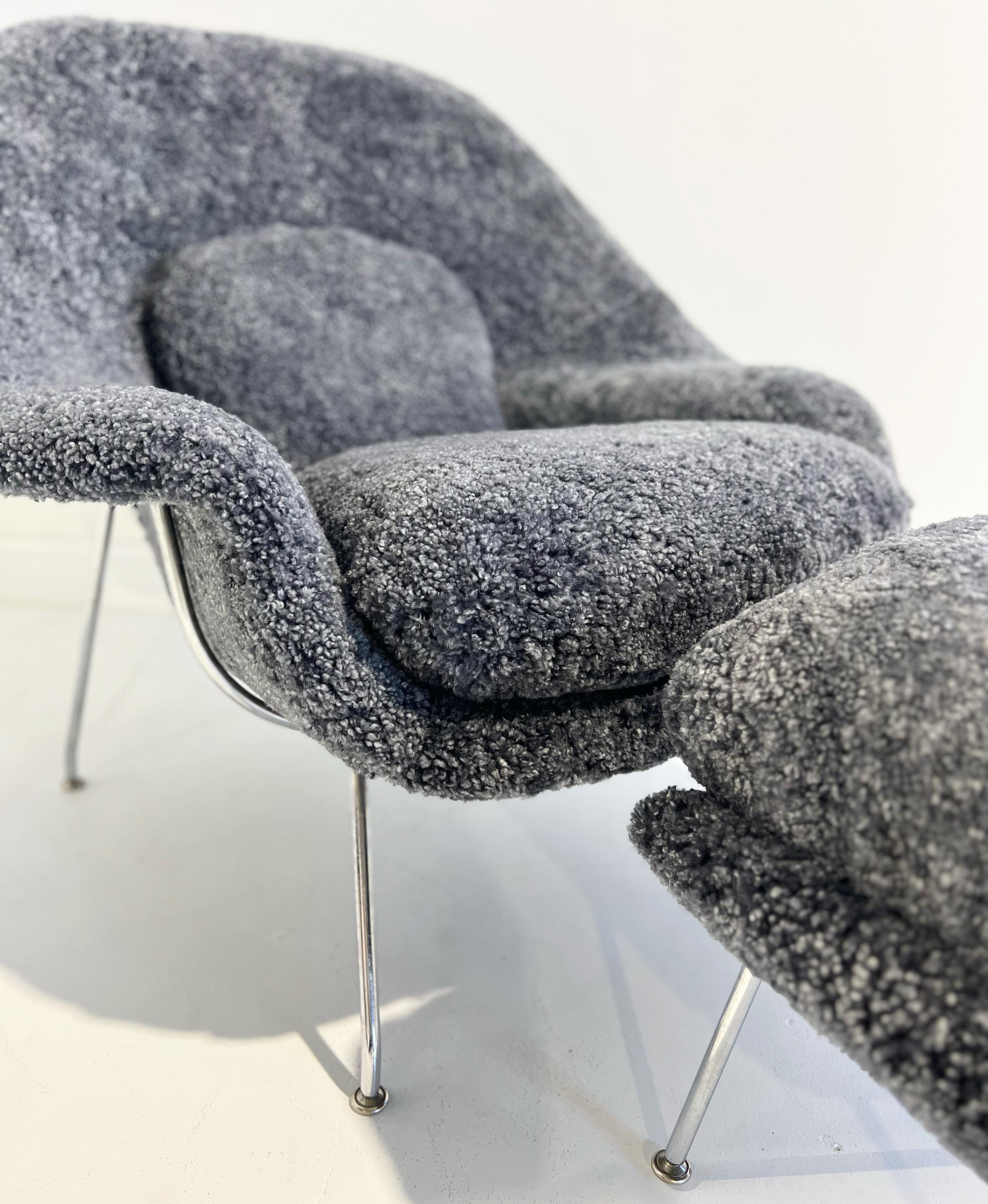 Forsyth maßgeschneiderter Eero Saarinen Womb Chair und Ottomane aus Shearling (Schaffell und Schafleder) im Angebot
