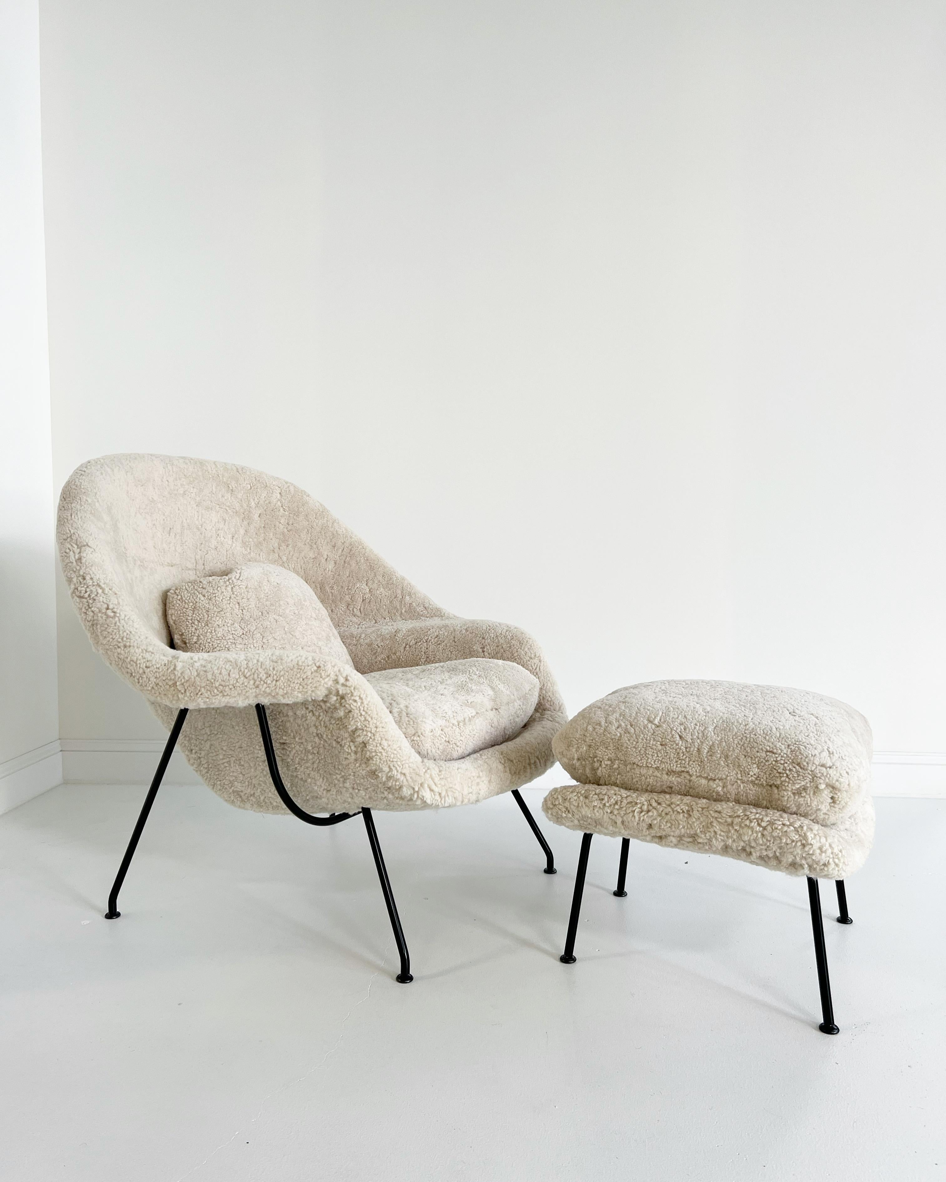 Fauteuil et pouf Forsyth en peau de mouton en peau de mouton Eero Saarinen sur mesure en vente 1