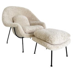 Forsyth maßgeschneiderter Eero Saarinen Womb Chair und Ottomane aus Shearling