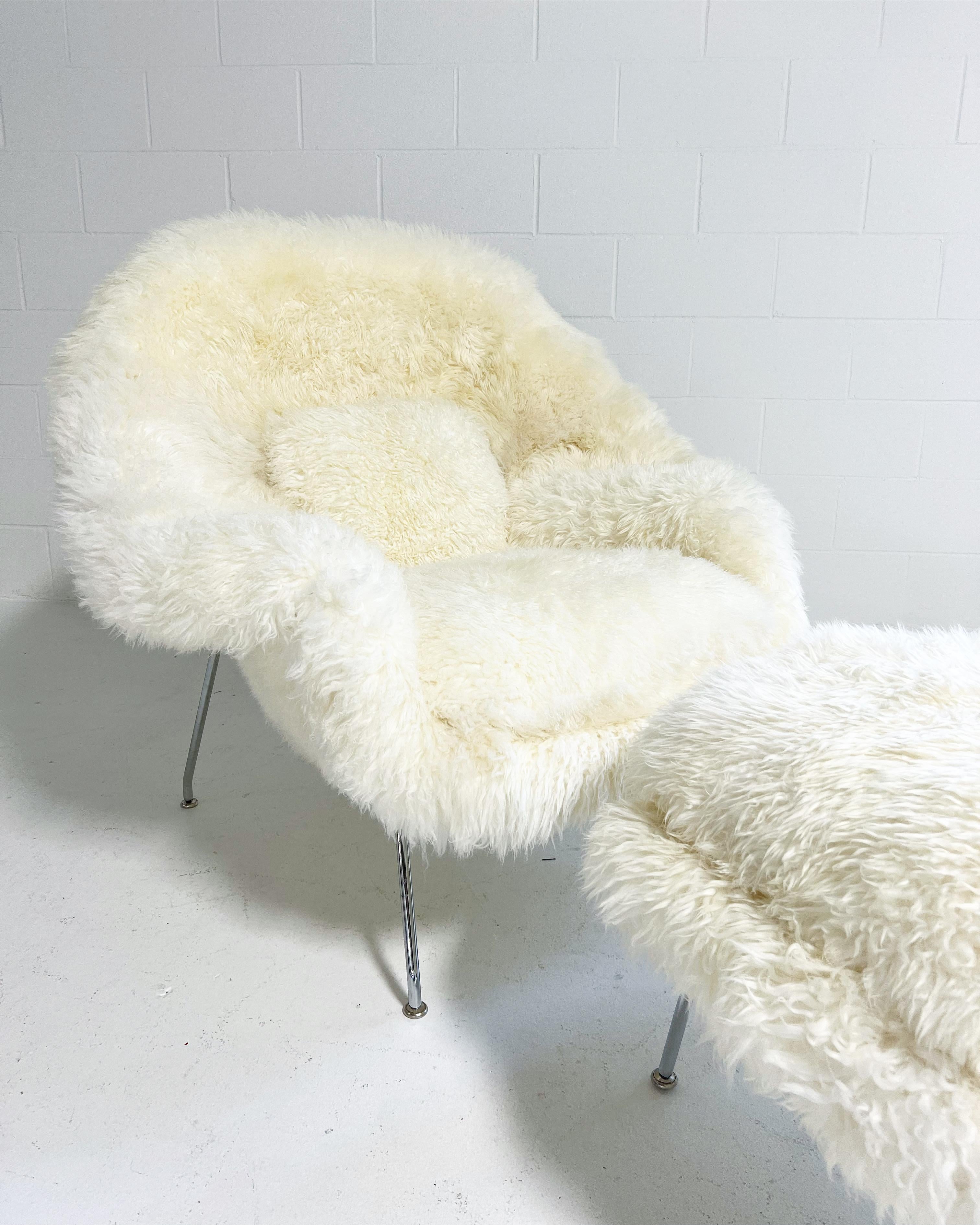 Fauteuil et repose-pieds Forsyth en peau de mouton ondulé Eero Saarinen sur mesure en vente 2