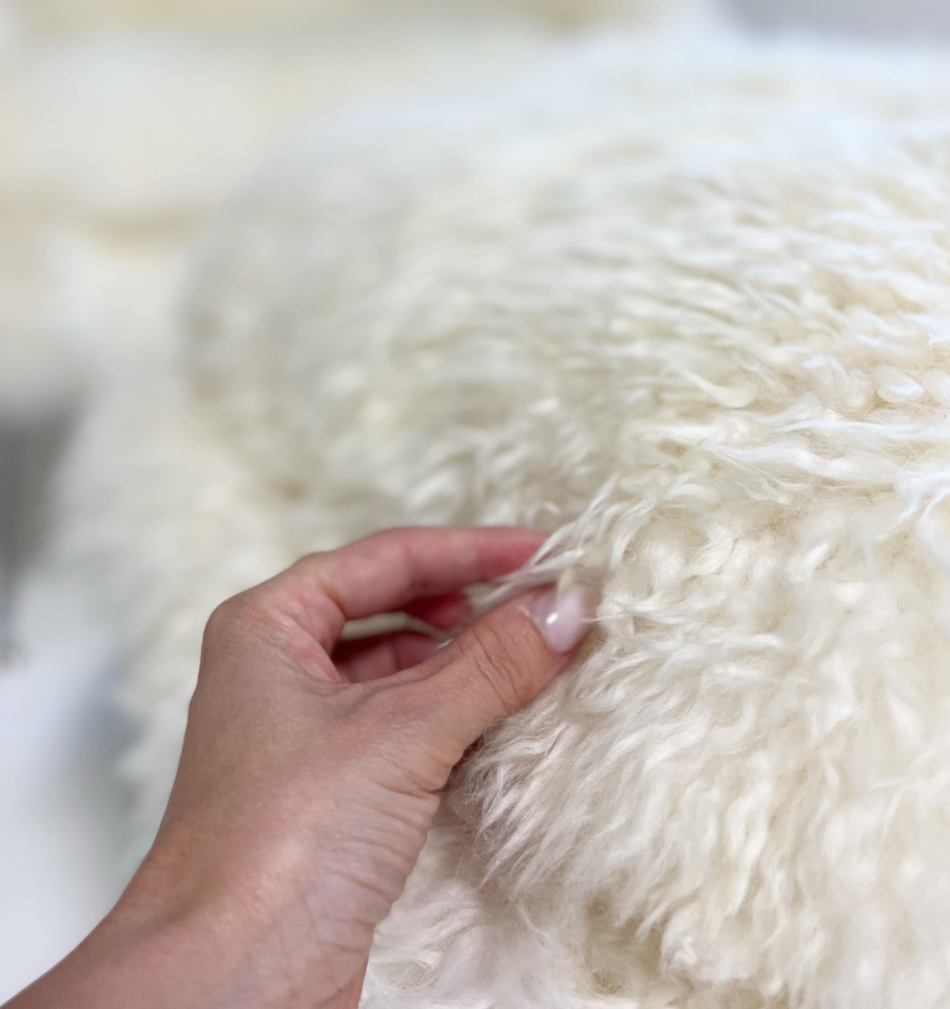 XXIe siècle et contemporain Fauteuil et repose-pieds Forsyth en peau de mouton ondulé Eero Saarinen sur mesure en vente