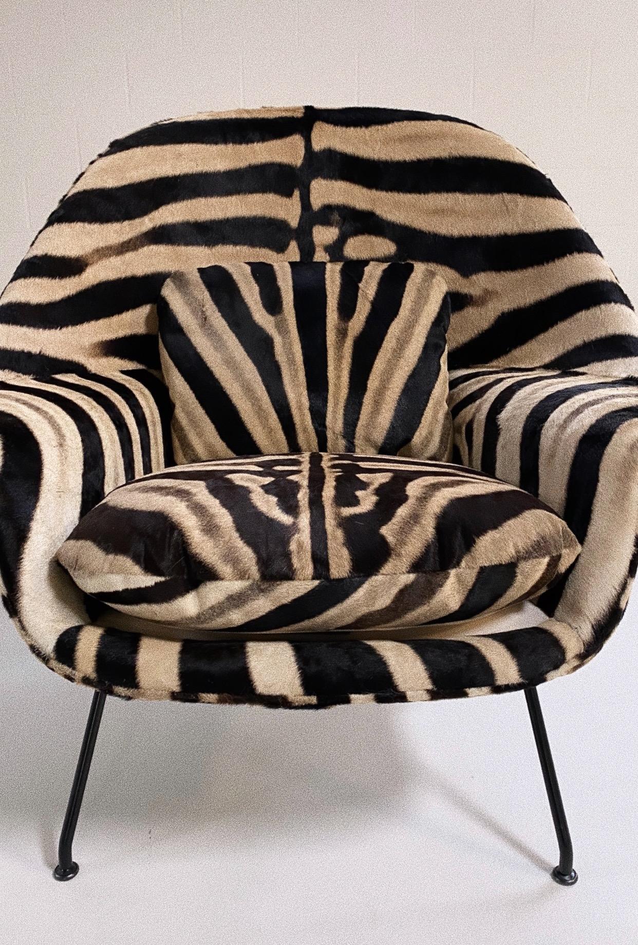 Silla y otomana Eero Saarinen Womb en cebra en venta 7