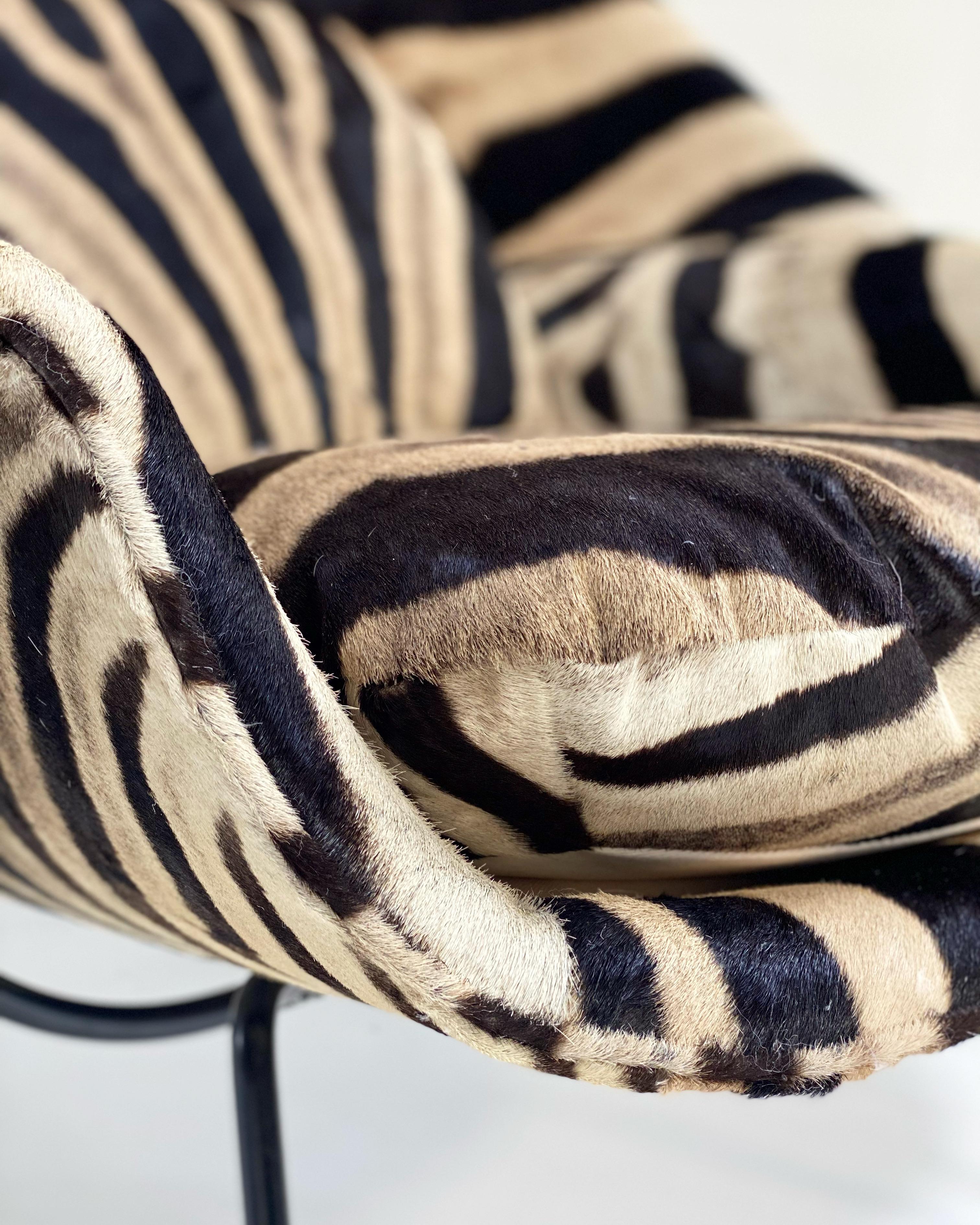 Forsyth Bespoke Eero Saarinen Womb Chair und Ottomane in Zebra im Angebot 2