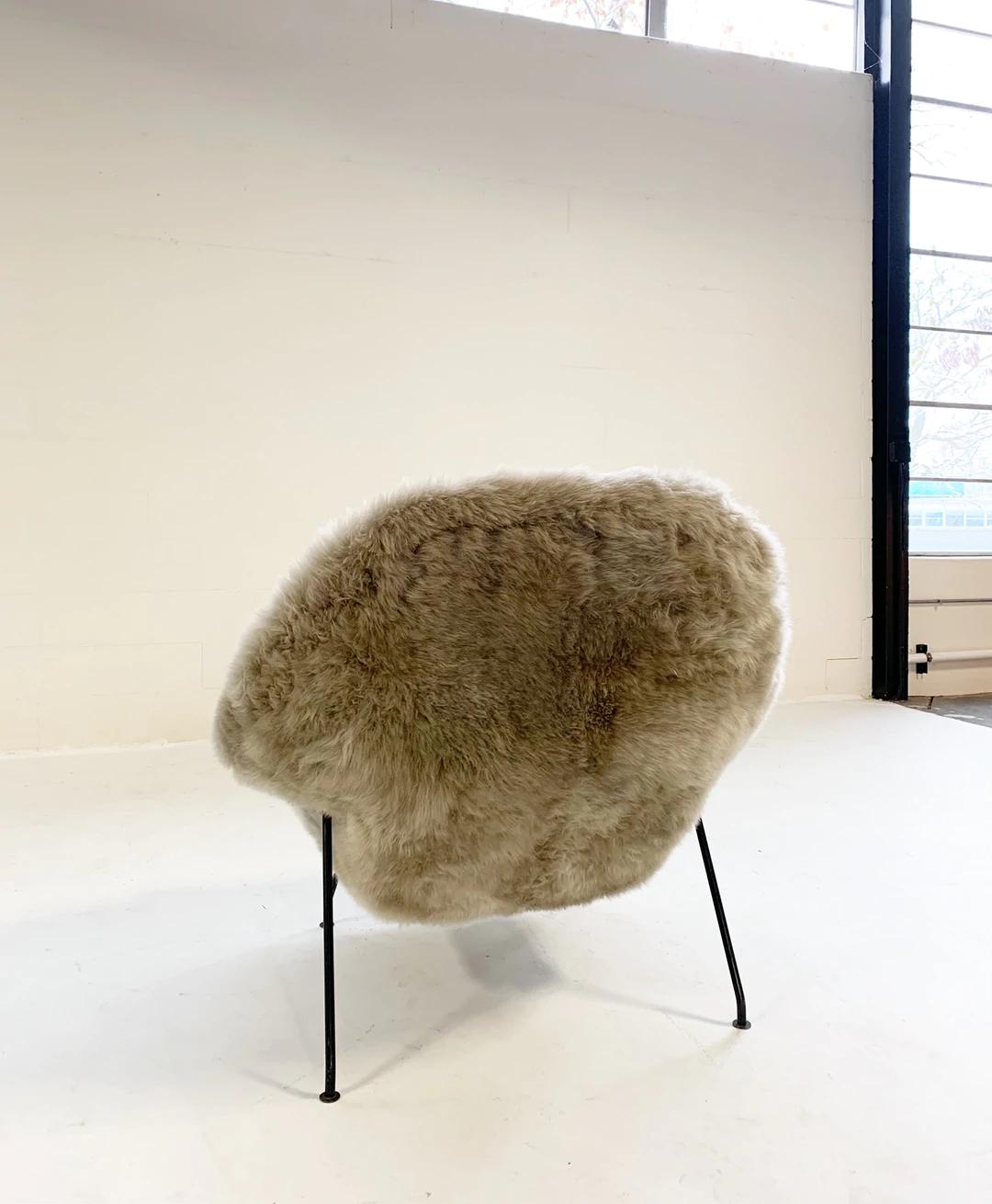 Mid-Century Modern Forsyth Bespoke Womb Chair and Ottoman in New Zealand Sheepskin, Smokey Taupe For Sale