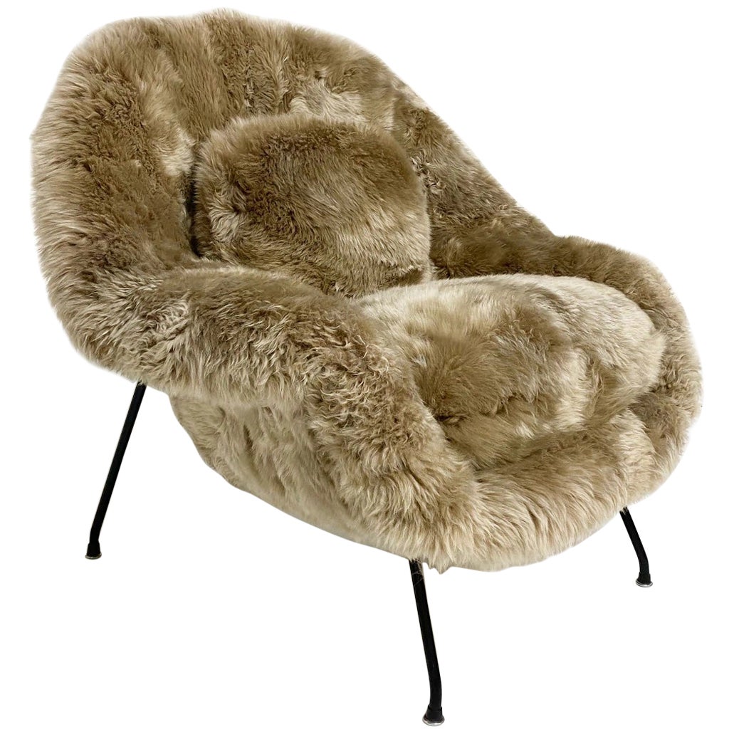 Forsyth Maßgeschneiderter Womb Chair und Ottomane aus neuseeländischem Schafsleder, Rauchgrau