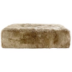 Grand pouf Forsyth en peau de mouton, tailles personnalisées disponibles