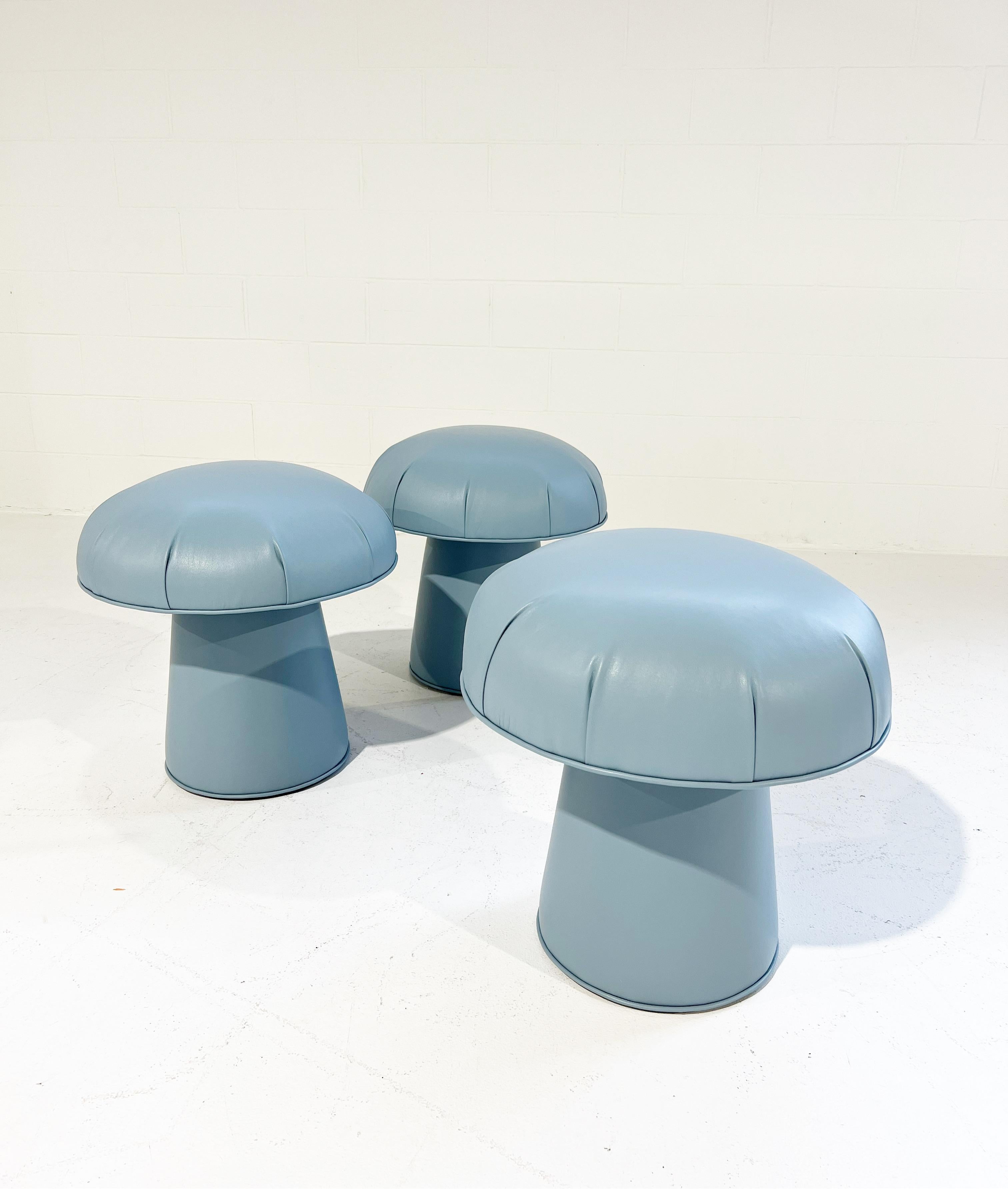 Forsyth Pilz-Pouf Hocker aus blauem Leder im Angebot 1