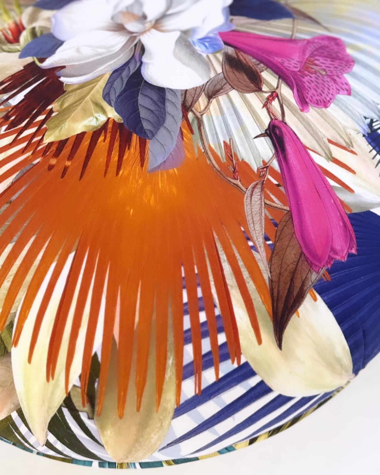 Pouf ottomano Forsyth Mushroom in Christian Lacroix Oiseau de Bengale Camelia in vendita 3