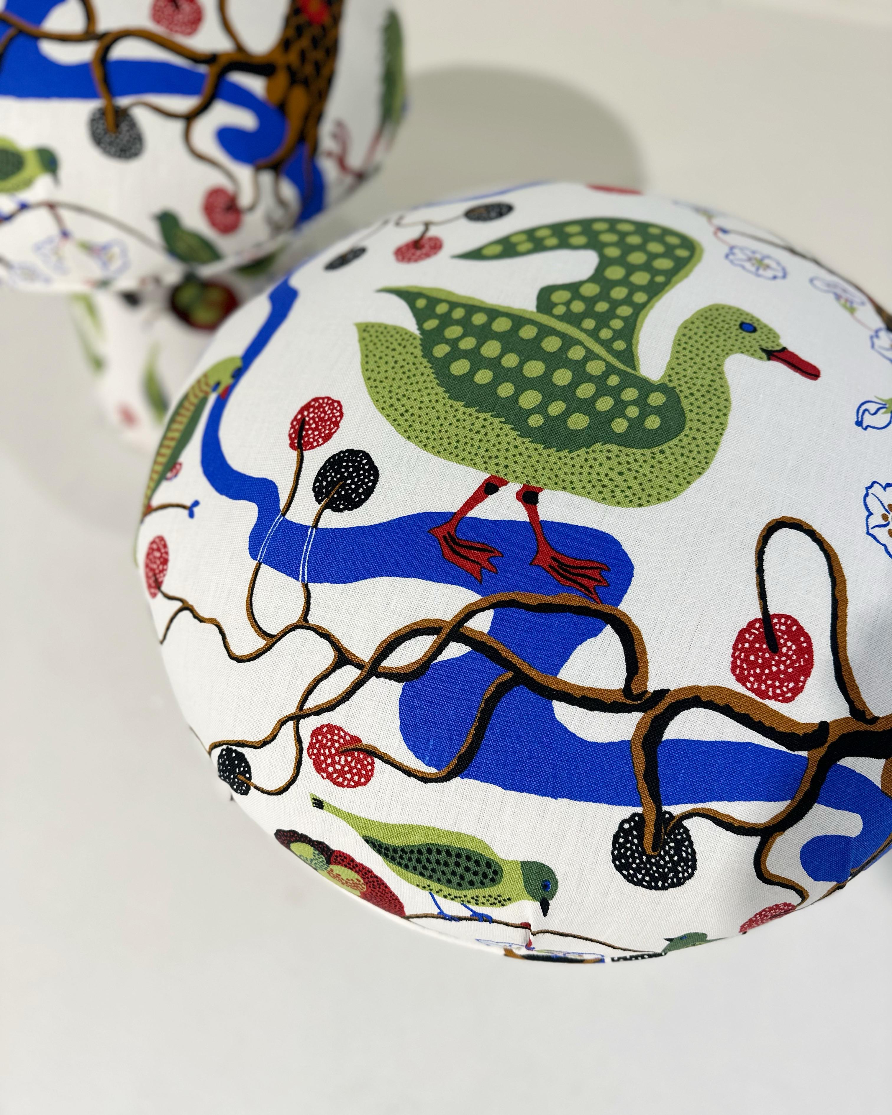 Ce pouf Forsyth Mushroom Ottoman a été créé et conçu par l'équipe de designers de Forsyth. Chaque ottoman est fabriqué à la main à Saint Louis. Une pièce décorative mignonne pour n'importe quelle pièce, ajoutant une texture naturelle et un peu de