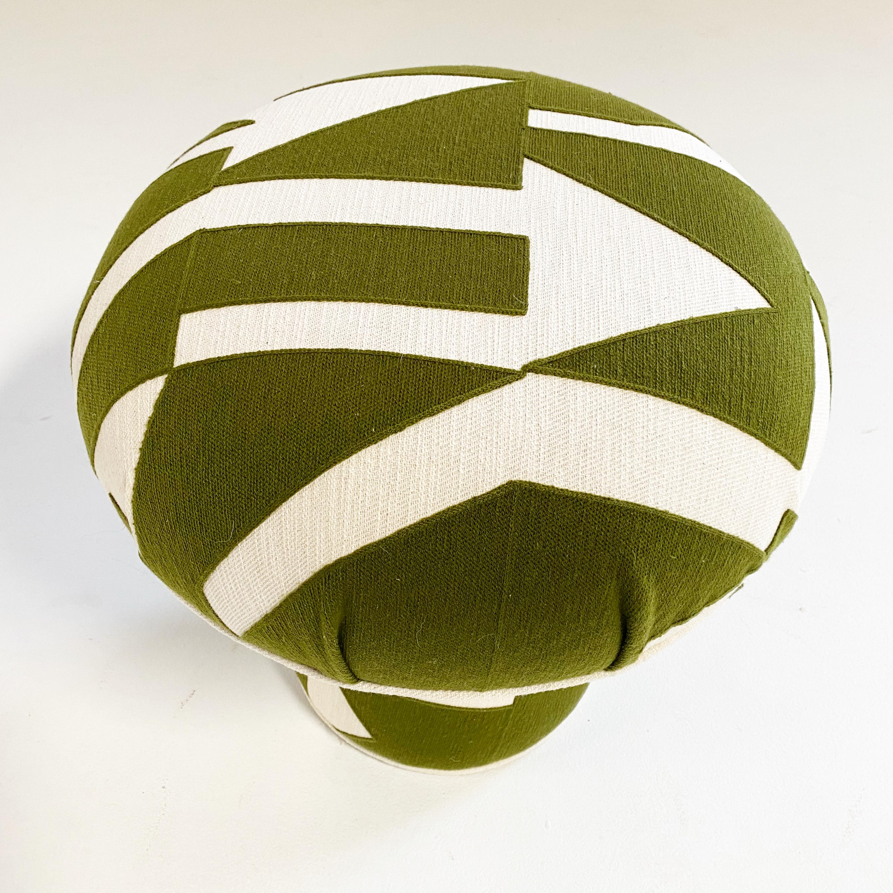 Ce pouf Forsyth Mushroom Ottoman a été créé et conçu par l'équipe de designers de Forsyth. Chaque ottoman est fabriqué à la main à Saint Louis. Une pièce décorative mignonne pour n'importe quelle pièce, ajoutant une texture naturelle et un peu de