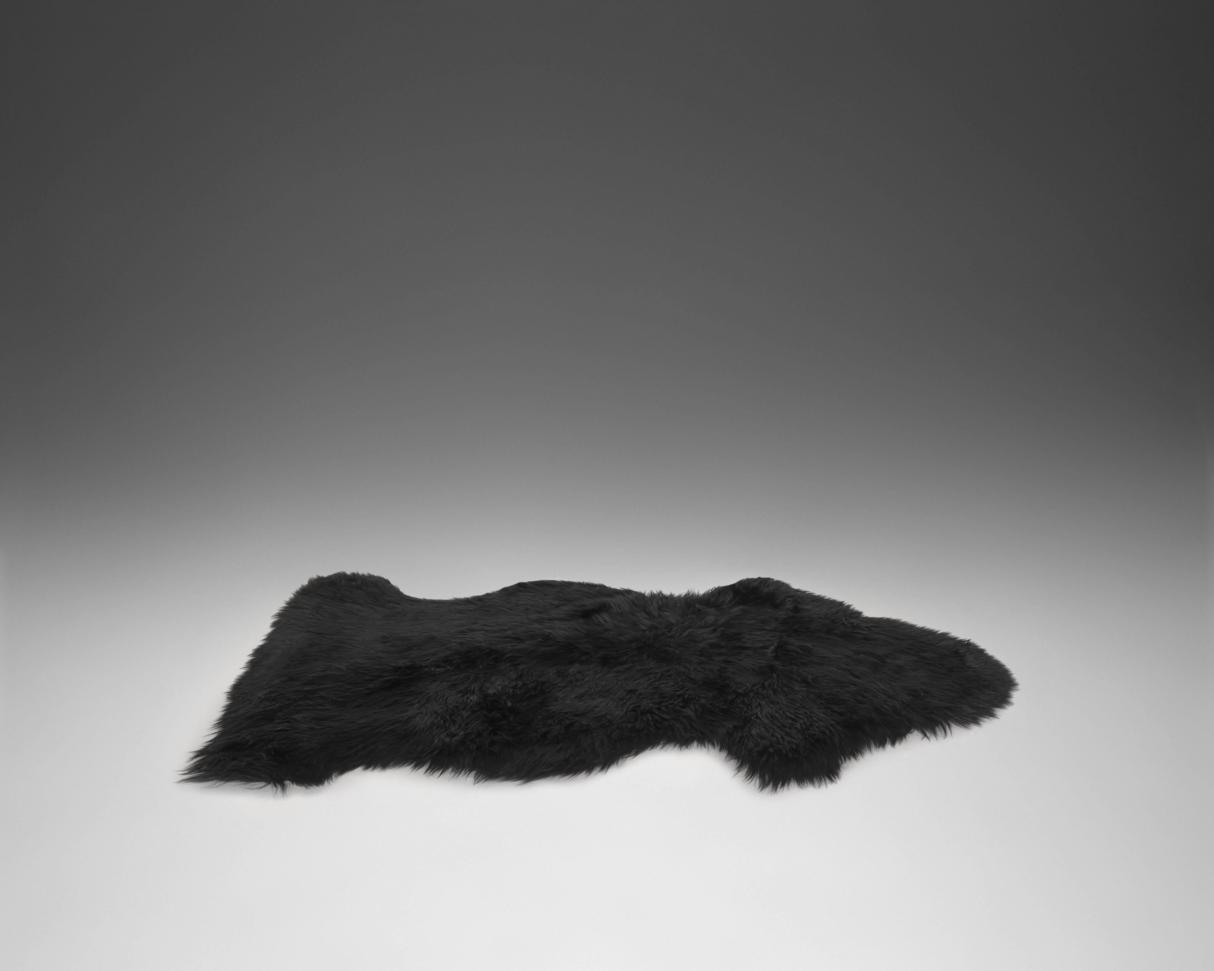 Forsyth New Zealand Sheepskin Rug, Black In New Condition For Sale In SAINT LOUIS, MO