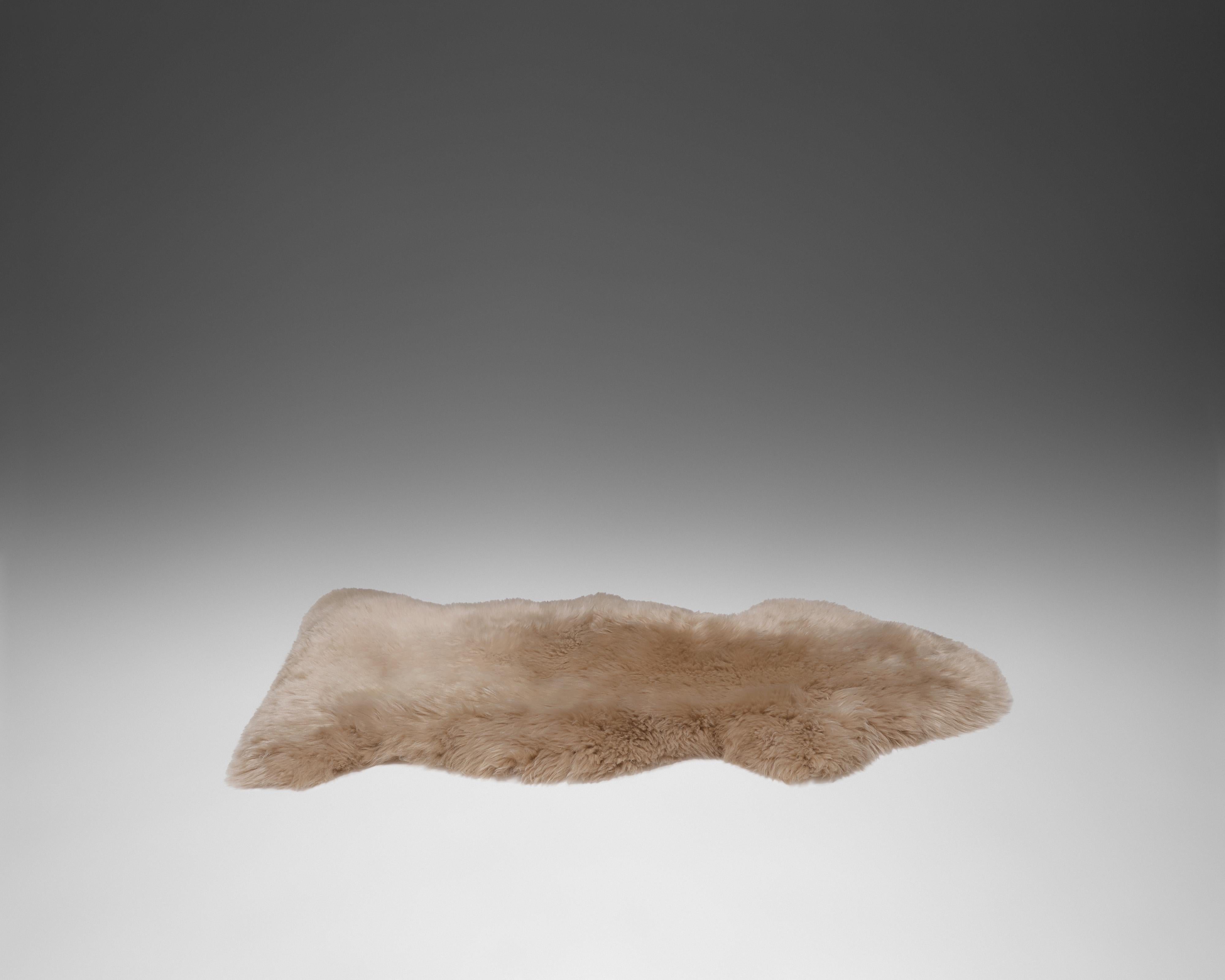 Forsyth New Zealand Sheepskin Rug, Tan In New Condition For Sale In SAINT LOUIS, MO