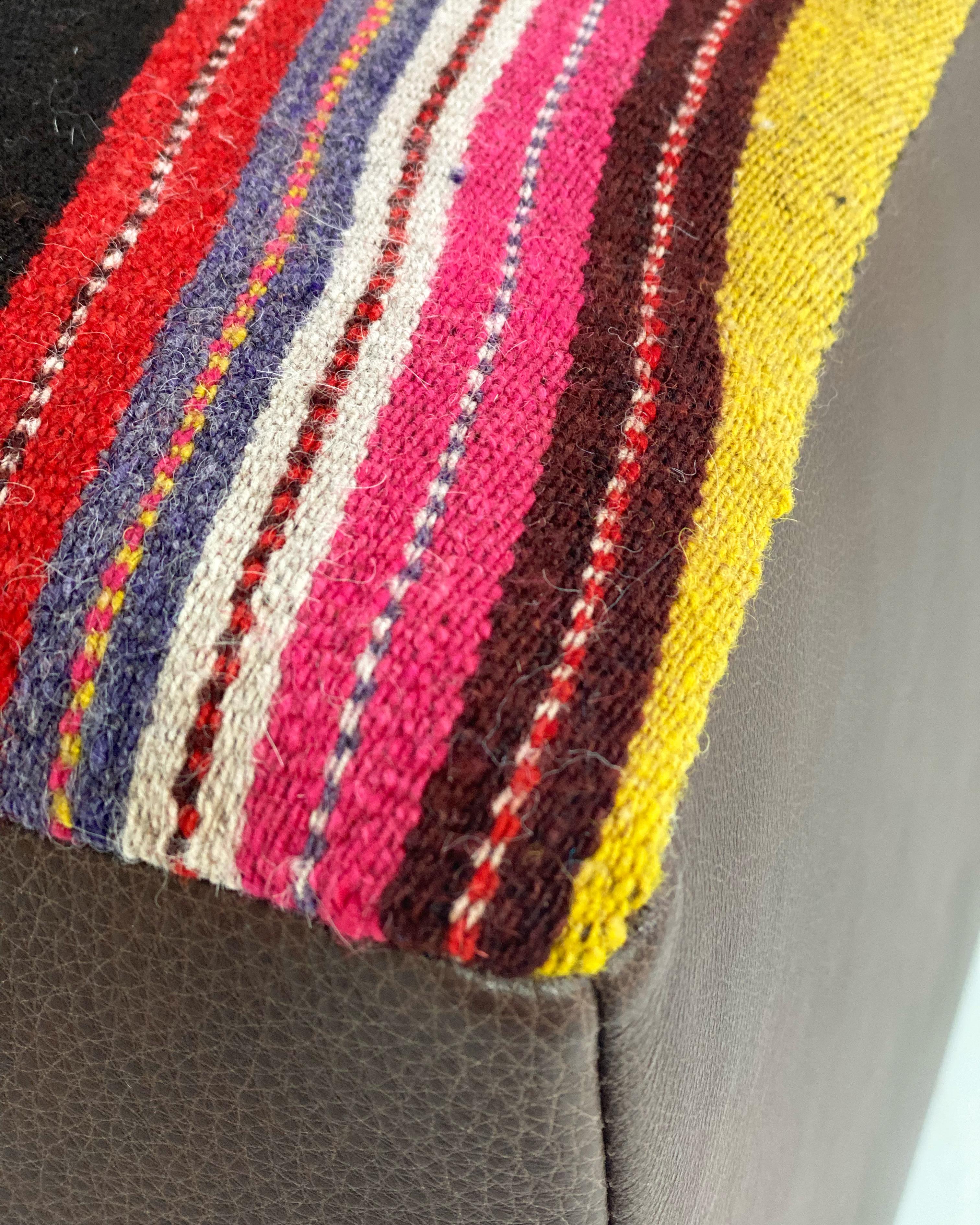 Un ottoman unique en son genre, conçu par Forsyth et magnifiquement réalisé à la main à partir d'un textile vintage du Pérou. Le textile est complété par des côtés en cuir luxueux. La table basse parfaite, l'ottoman ou un siège supplémentaire. Nous